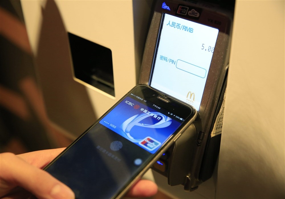 ANP Foto: Betaling met Apple Pay in Chinese McDonalds.