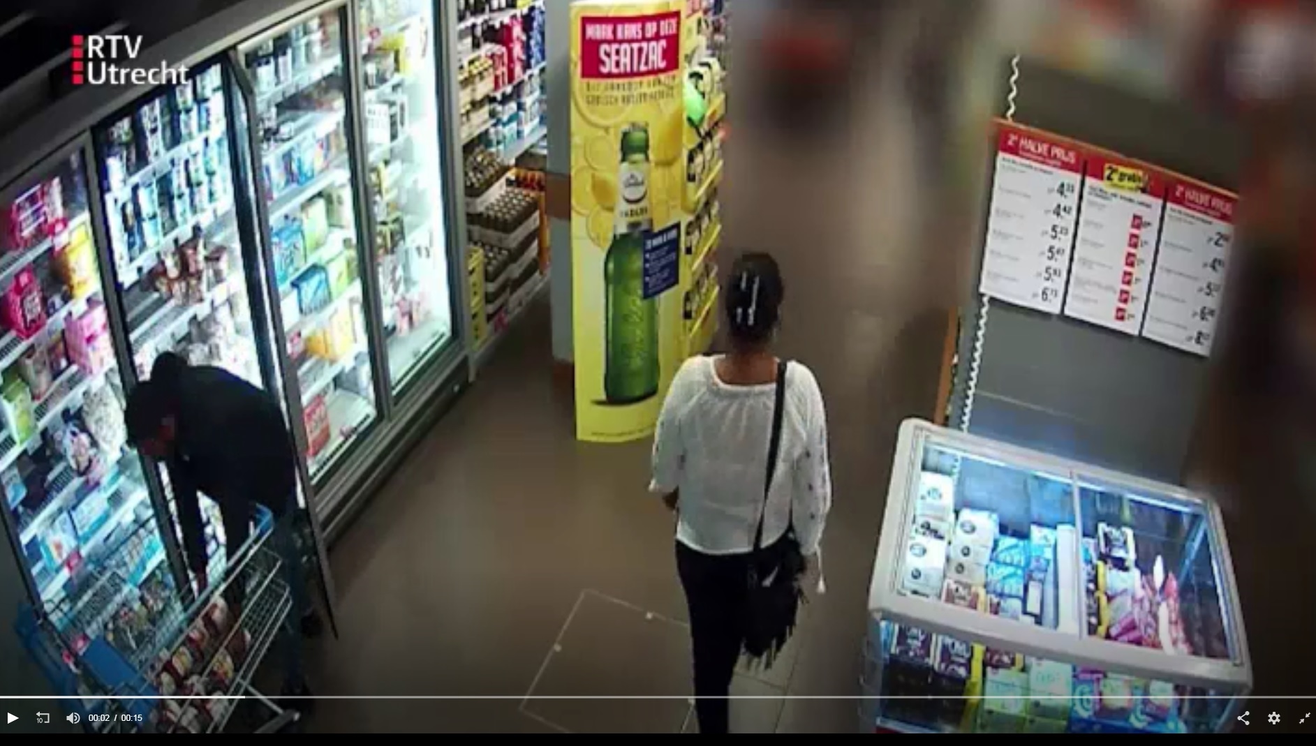 De ijsdief laadde een winkelwagen vol ijs. Foto: Video Bureau Hengeveld.