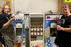 Eigenaar Suzanne, met medewerkster Marije (l).