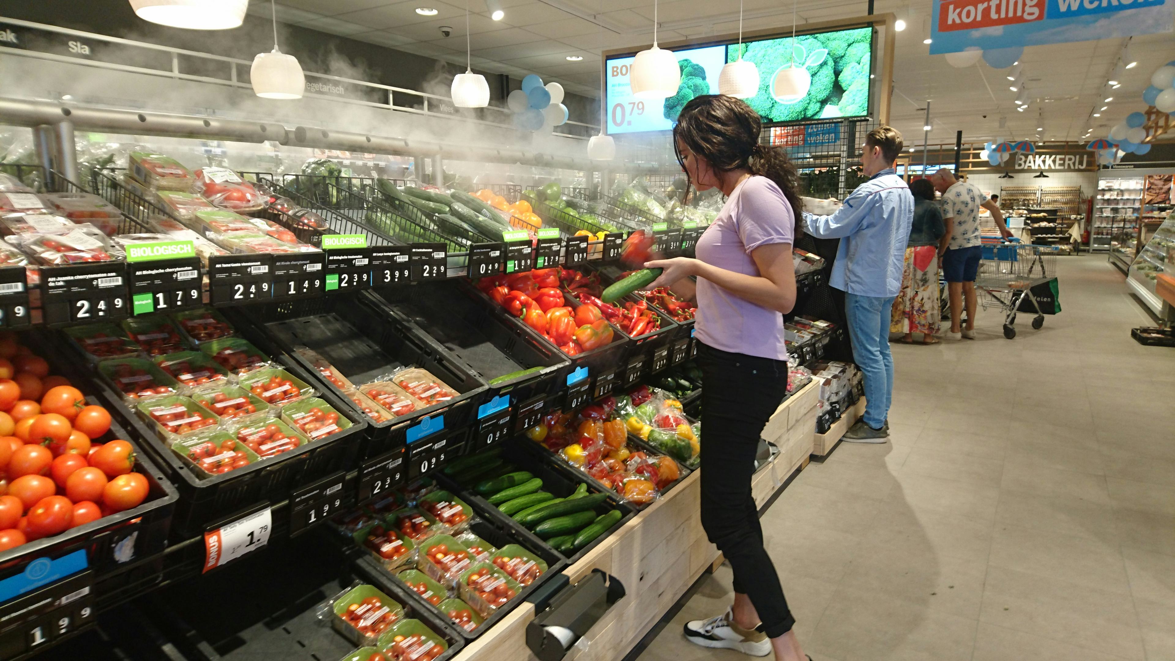 Komkommers in het supermarktschap. In 2018 gingen er 128,8 miljoen komkommers over de toonbank. Foto: Foodmagazine.