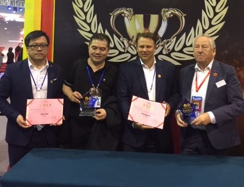 Cees van der Poel, op deze foto tweede van rechts, neemt het pand van de Plus in H-I-O over.