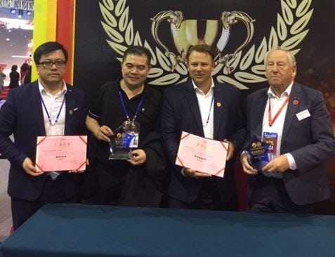 Cees van der Poel, op deze foto tweede van rechts, neemt het pand van de Plus in H-I-O over.