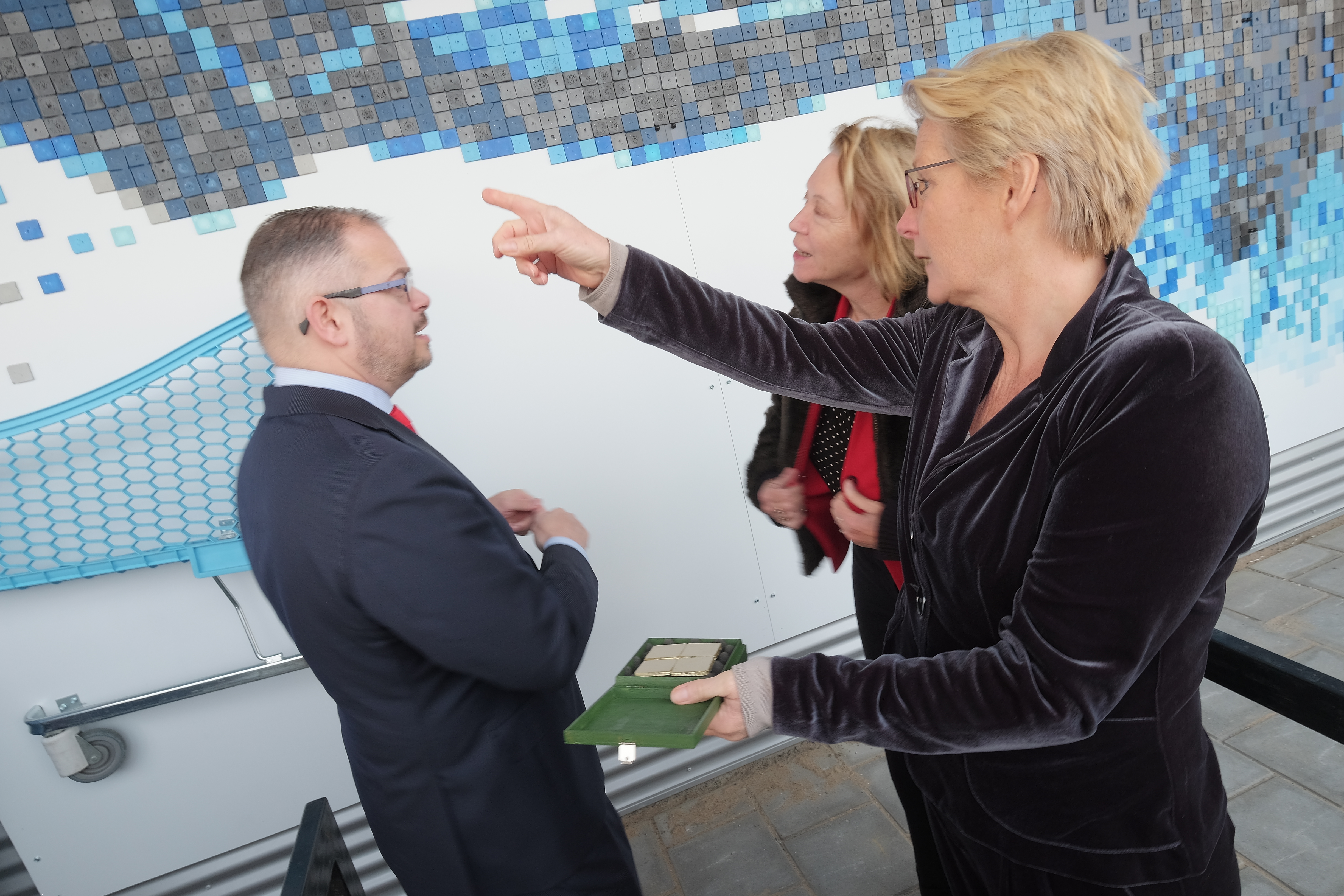 Anneke de Vries (geheel rechts) bij de opening van een Albert Heijn.