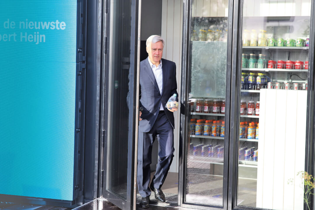 Ahold-ceo Frans Muller bij de kassa- en personeelloze AH die getest is bij Schiphol.