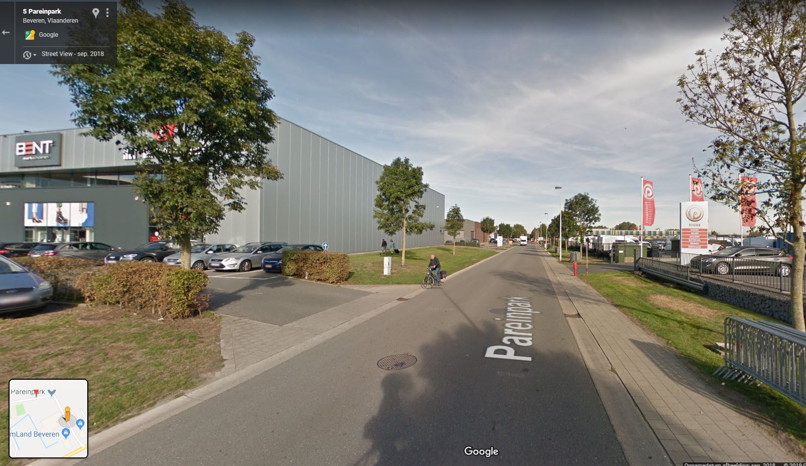 De locatie in Beveren aan het Pareinpark met links het bestaande  winkelcentrum en rechts het terrein waar Jumbo moet komen. Foto: Google Streetview.