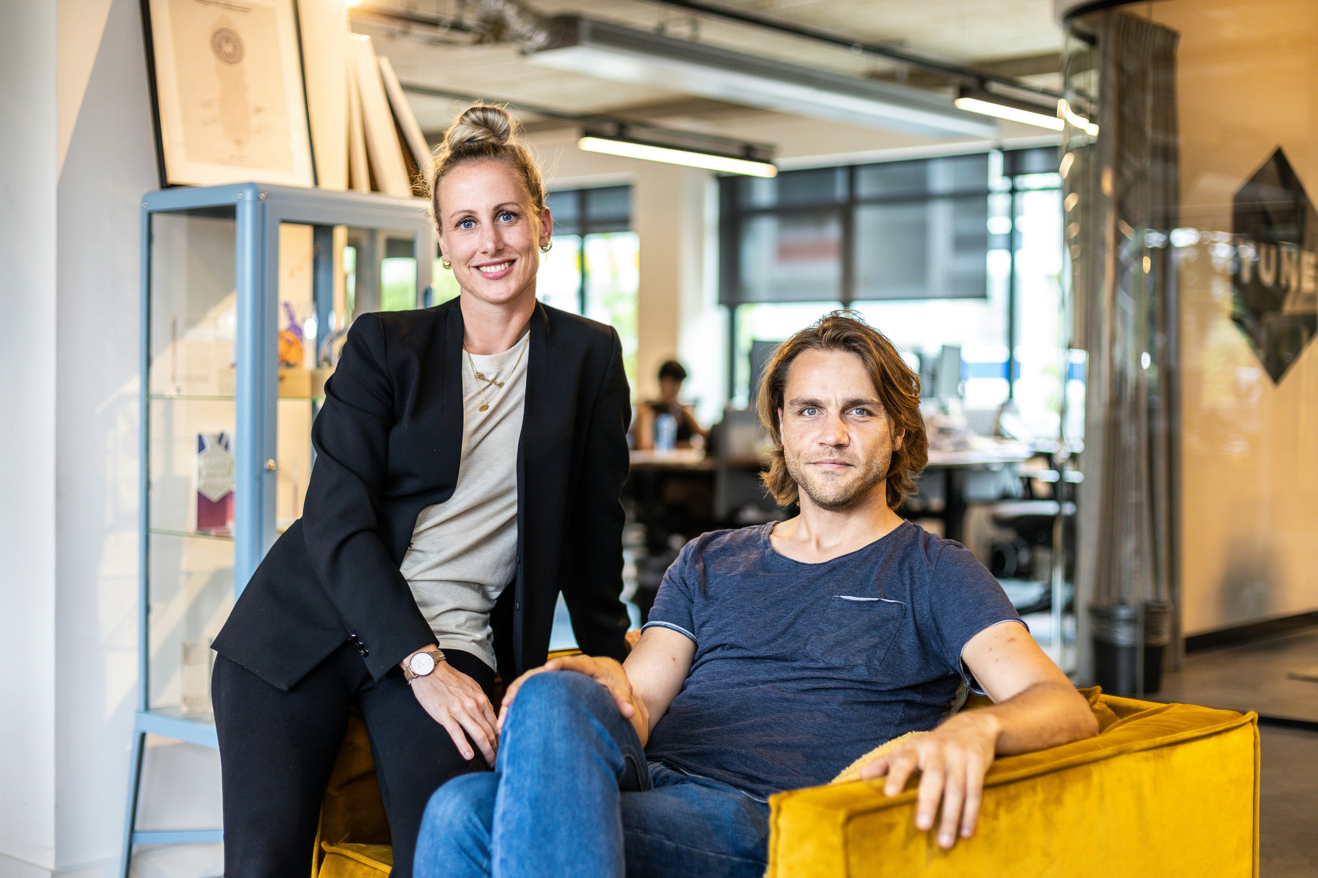 Berber Hoekstra en Thijs Jaski (Yune) zeggen dat supermarkten keuzes moeten maken op social media. Welk verhaal wil je vertellen en via welk kanaal? Foto's: Diederik van der Laan