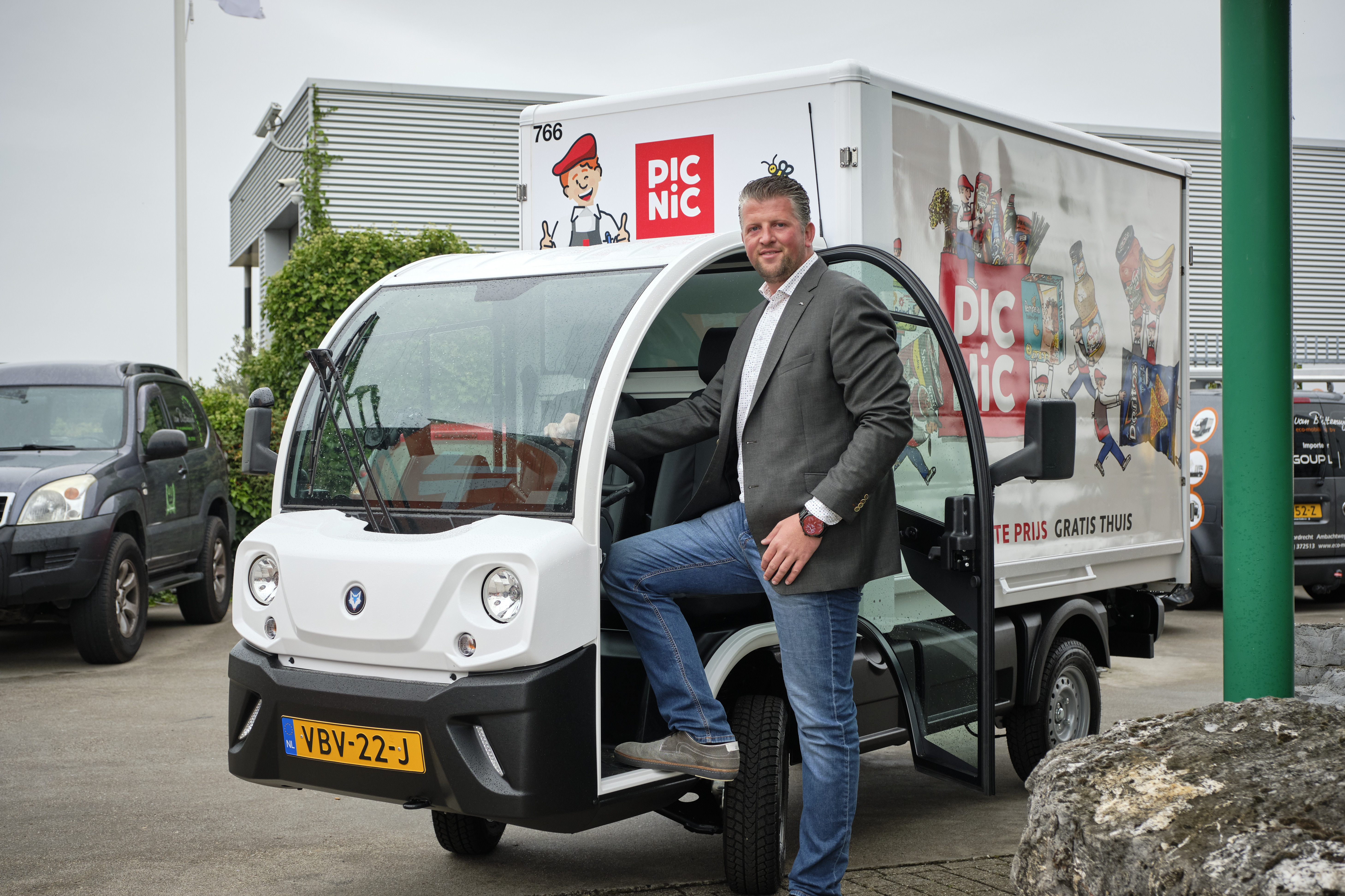 Wouter van Blitterswijk bij elektrische Picnic-auto. Foto: Roel Dijkstra Fotografie