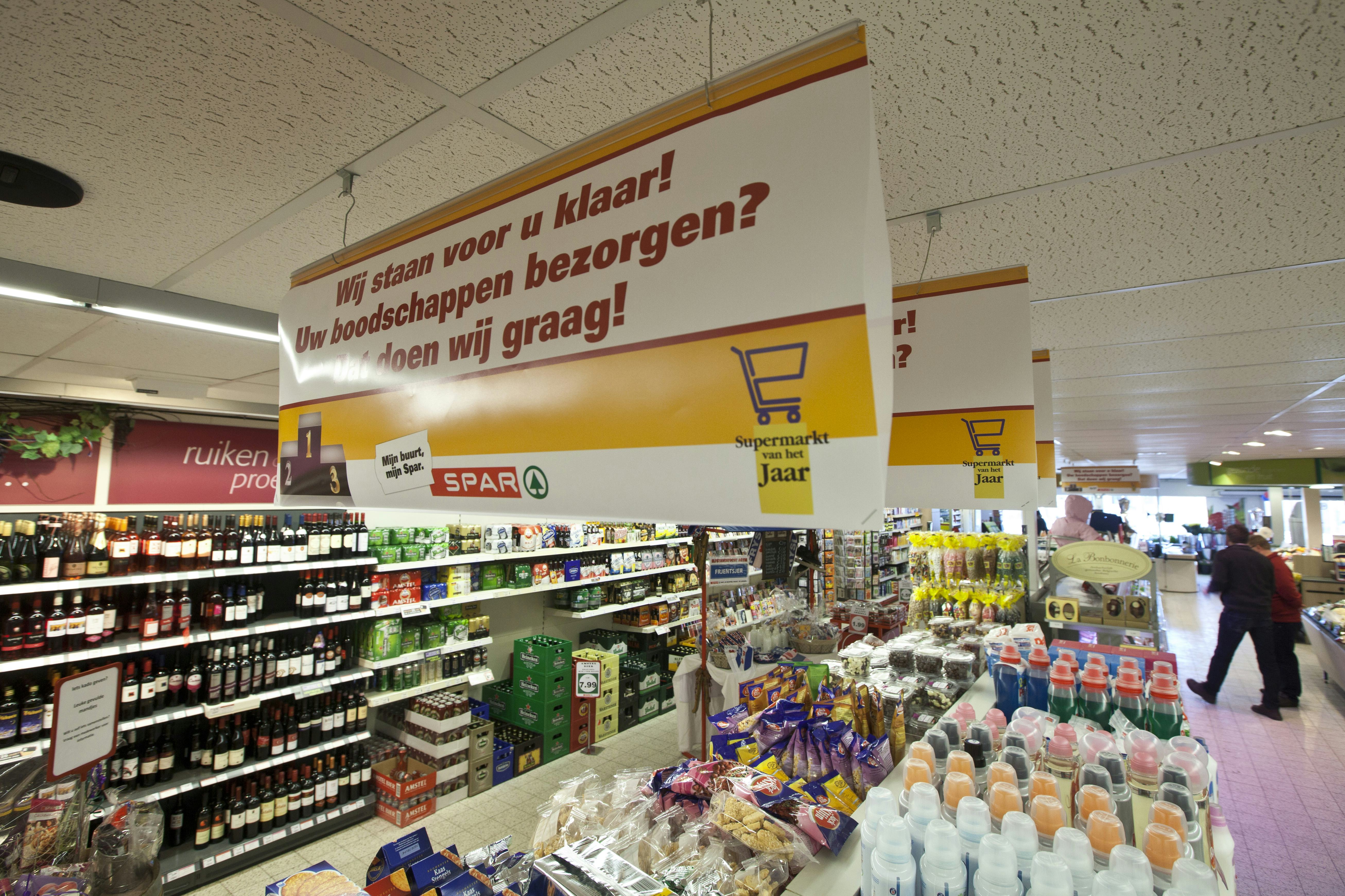 Spar Boonstra in Dokkum. finalist voor de Buurtsupermarkt van het Jaar 2012 - verkiezing. plafondhanger, poster met tekst: wij staan voor u klaar. uw boodschappen bezorgen doen wij graag