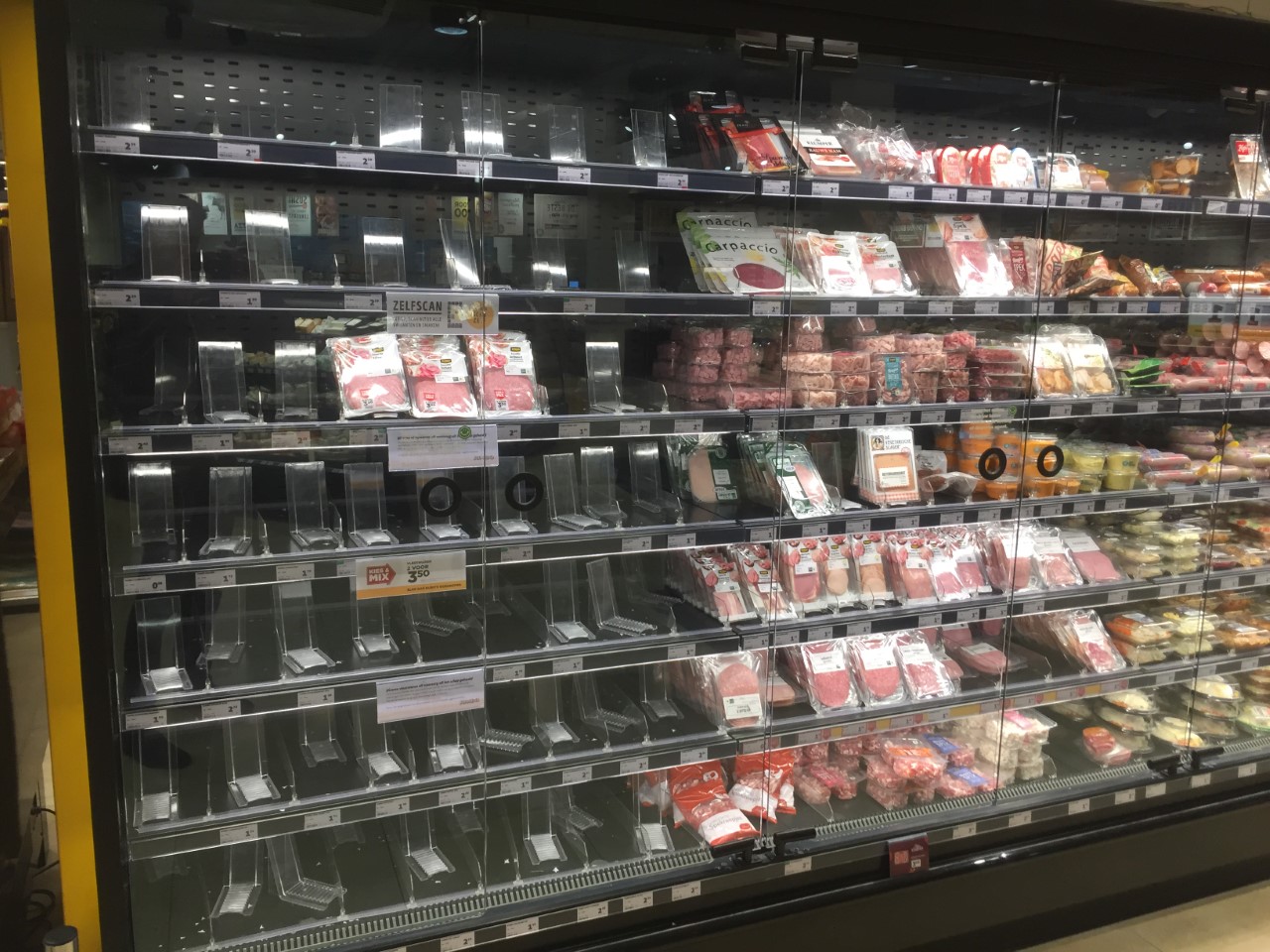Lege schappen bij Jumbo door  recall vleeswaren. Foto: VMT.nl