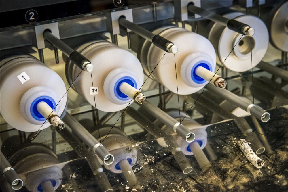 De rookmachine waarmee het  RIVM sigaretten test. Foto: ANP