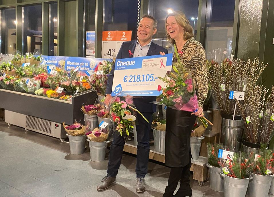 AH-ceo Marit van Egmond overhandigt de  cheque aan Pink  Ribbon. Foto: Masha Vos/Linkedin