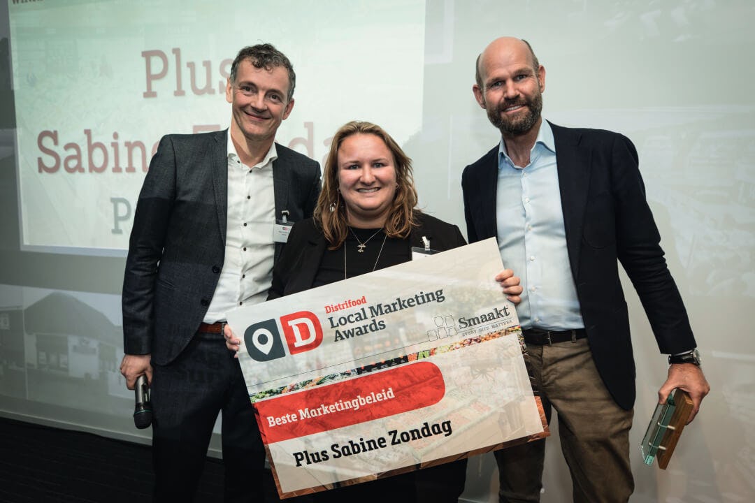 Plus-ondernemer Sabine Zondag krijgt de Award voor het beste marketingbeleid van hoofdredacteur Peter Garstenveld en Marcel Pat van de Smaakspecialist.