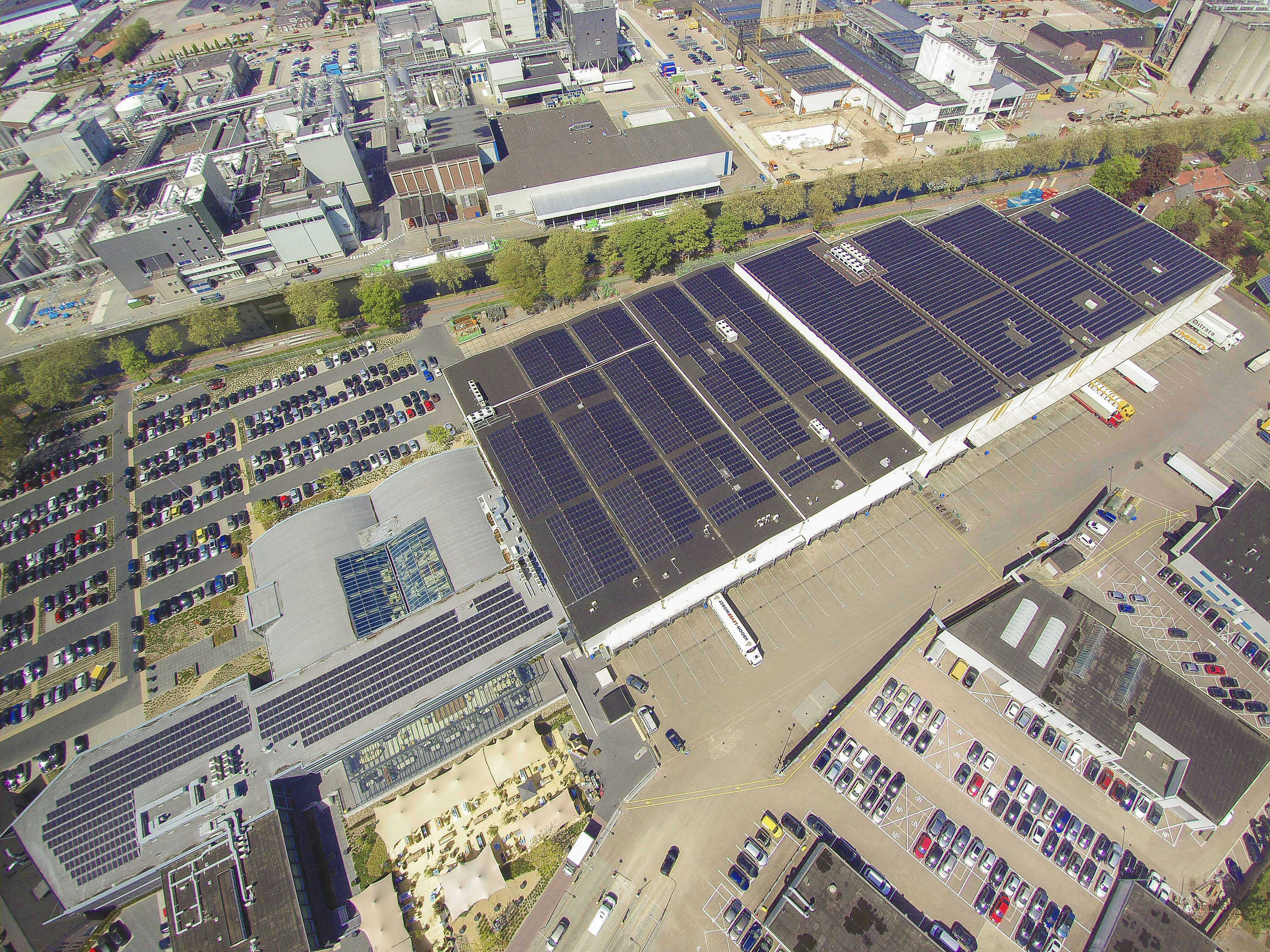 Jumbo plaatst 14.000 zonnepanelen op hoofdkantoor en distributiecentra. Foto's bij dit artikel van Jumbo en Edwin Rensen. 