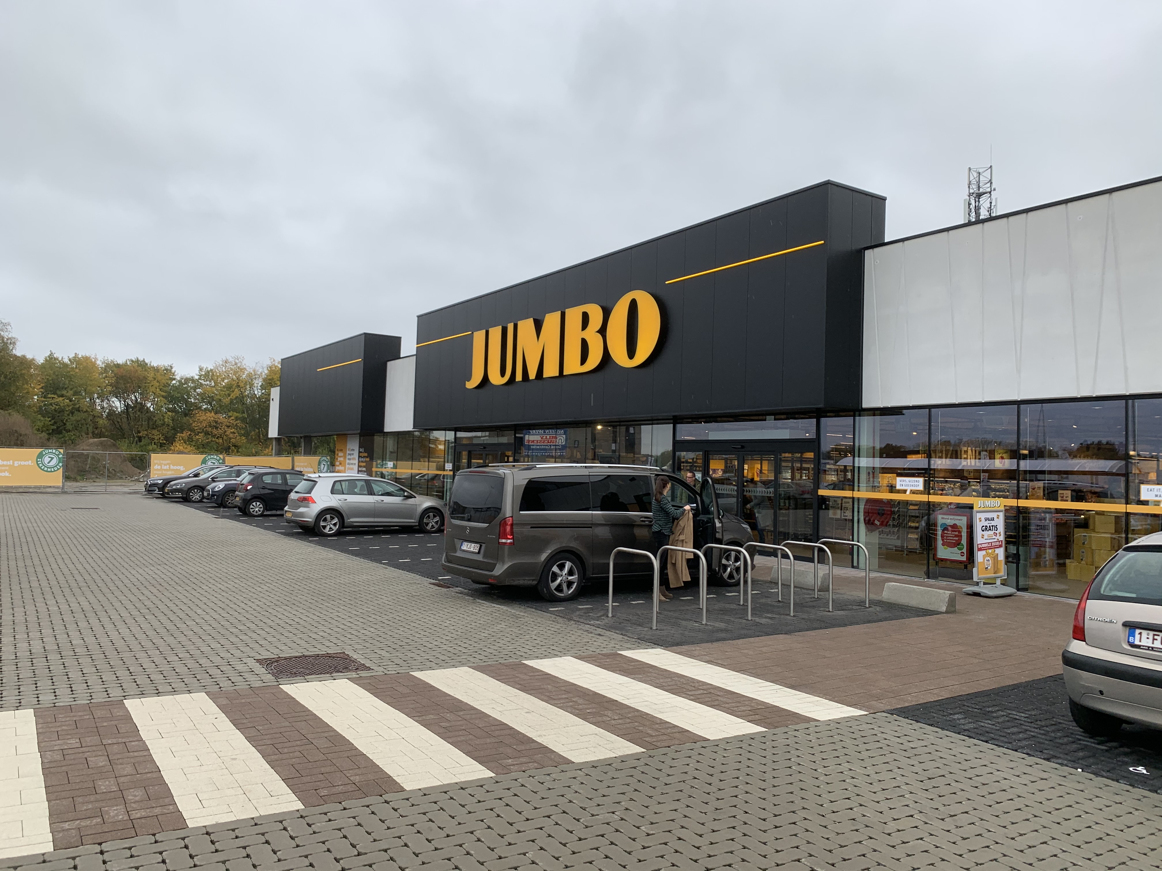 De eerste Jumbo in België vanaf de buitenkant gefotografeerd.