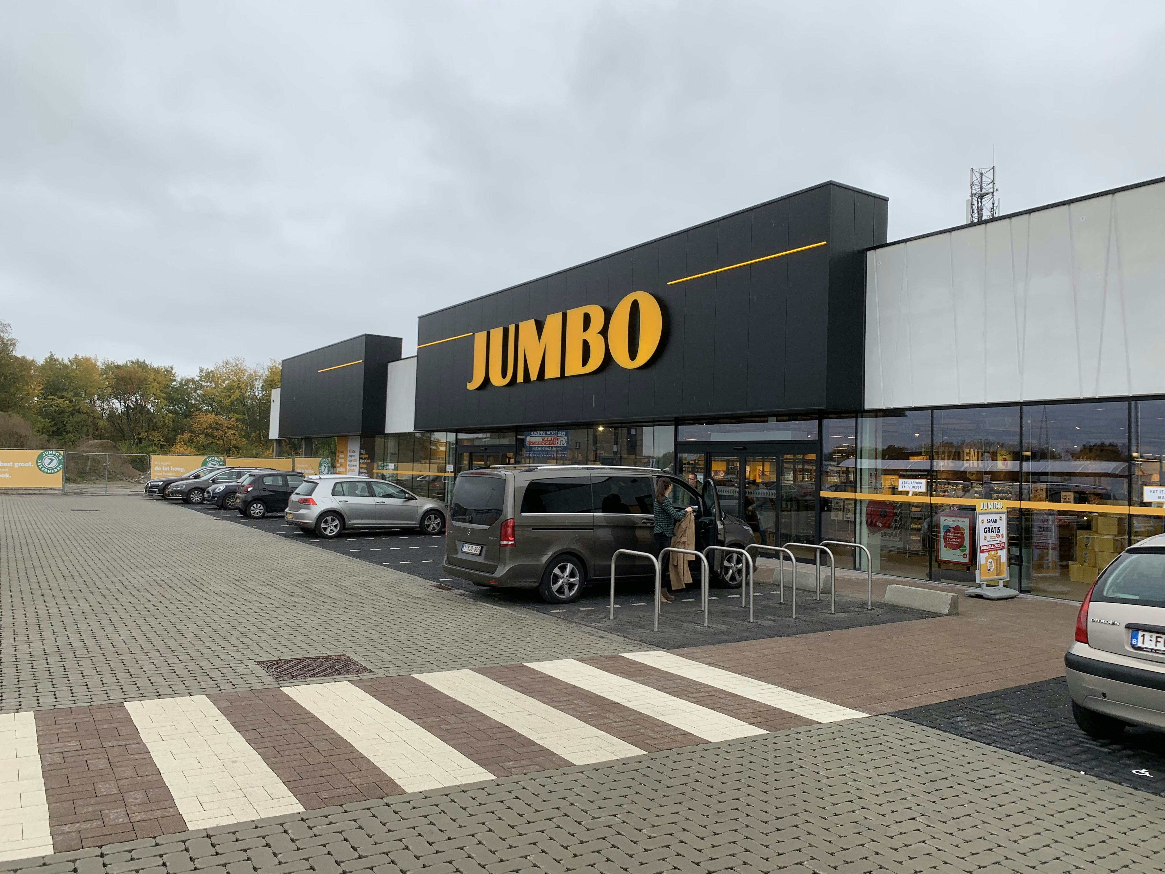 De eerste Jumbo in België vanaf de buitenkant gefotografeerd.