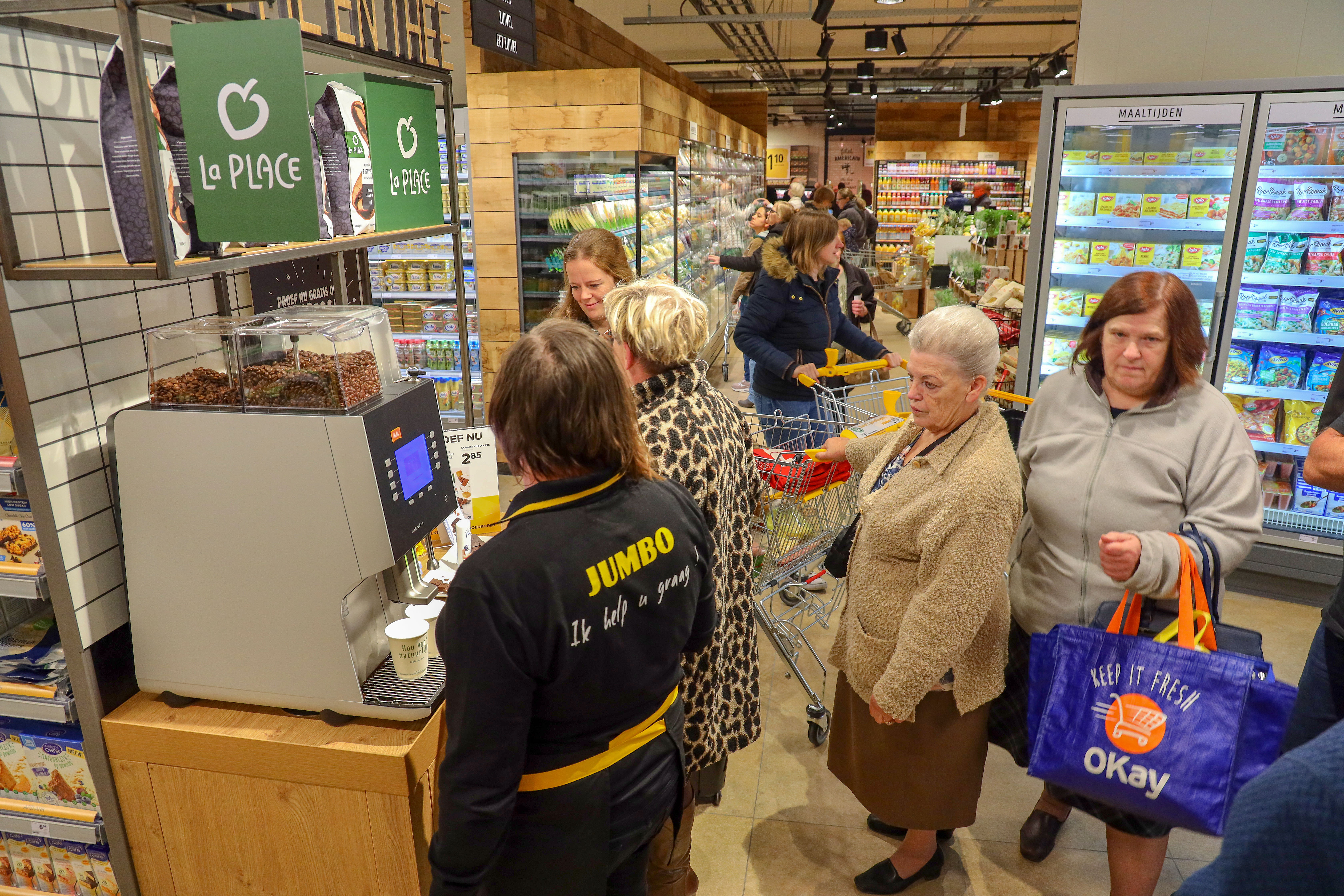 Mensen in de rij voor La Place-koffie. Foto: Bert Jansen