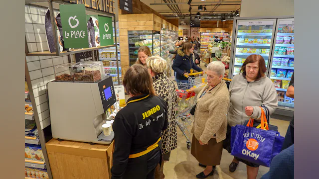 Mensen in de rij voor La Place-koffie. Foto: Bert Jansen