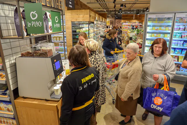 Mensen in de rij voor La Place-koffie. Foto: Bert Jansen