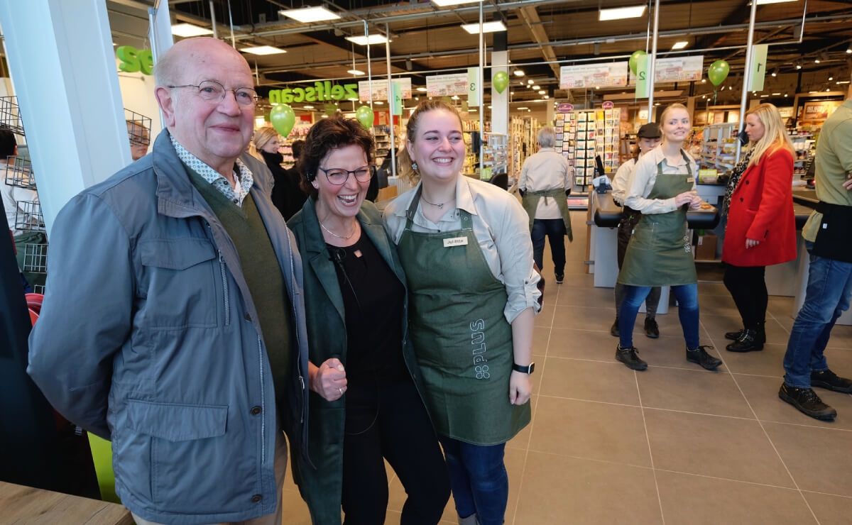 <h1>‘Er is geen reden meer om
Weerselo te verlaten’</h1>Drie generaties Tijhuis. Vader/opa Henk (links), Daniëlle en Juliëtte hebben plezier met nieuwsgierige klanten<br />Foto’s: Distrifood