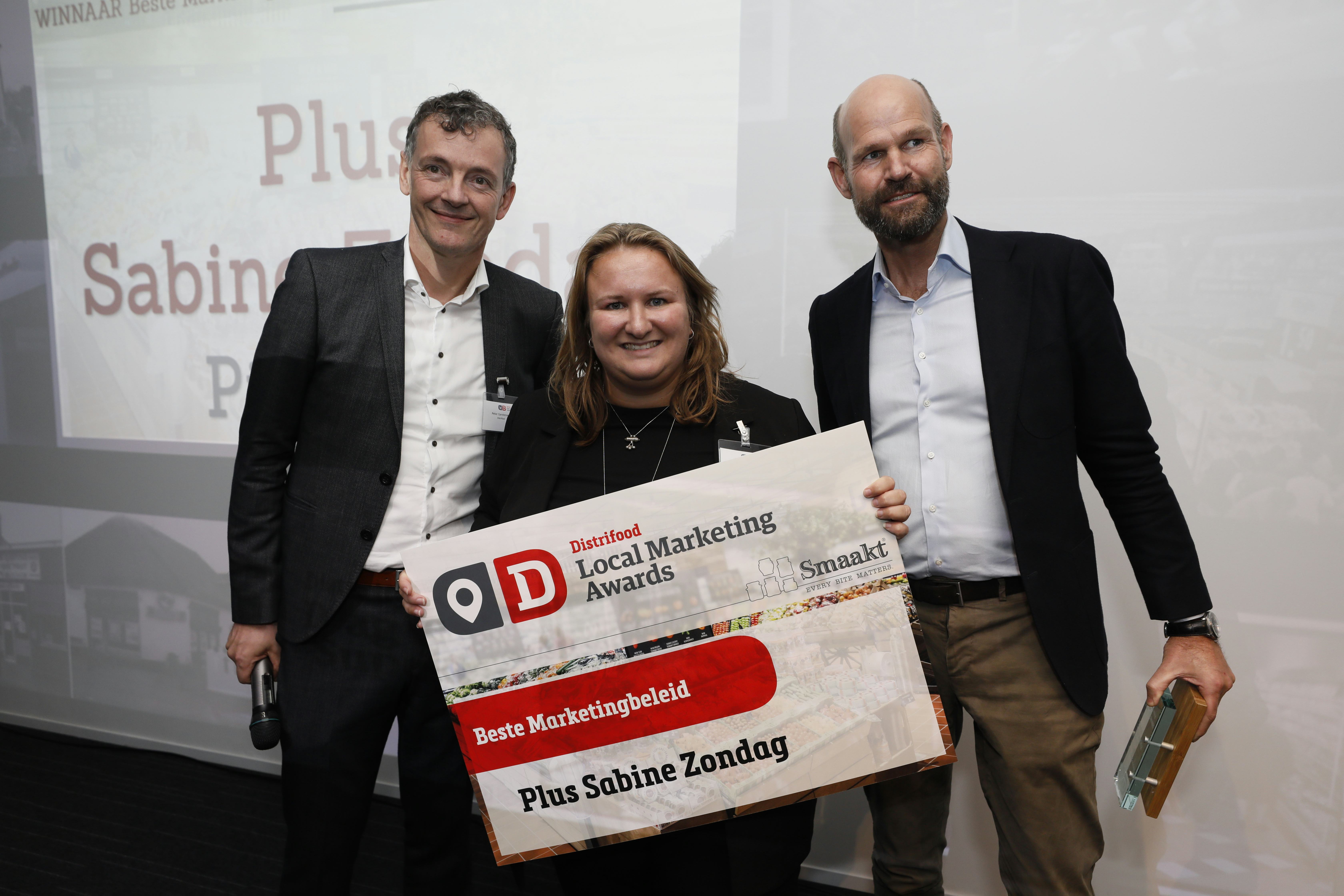 Sabine Zondag van de Plus ontvangt de Local Marketing Award van Marcel Pat van De Smaakspecialist en Peter Garstenveld van Distrifood. <BR>Foto: Koos Groenewold