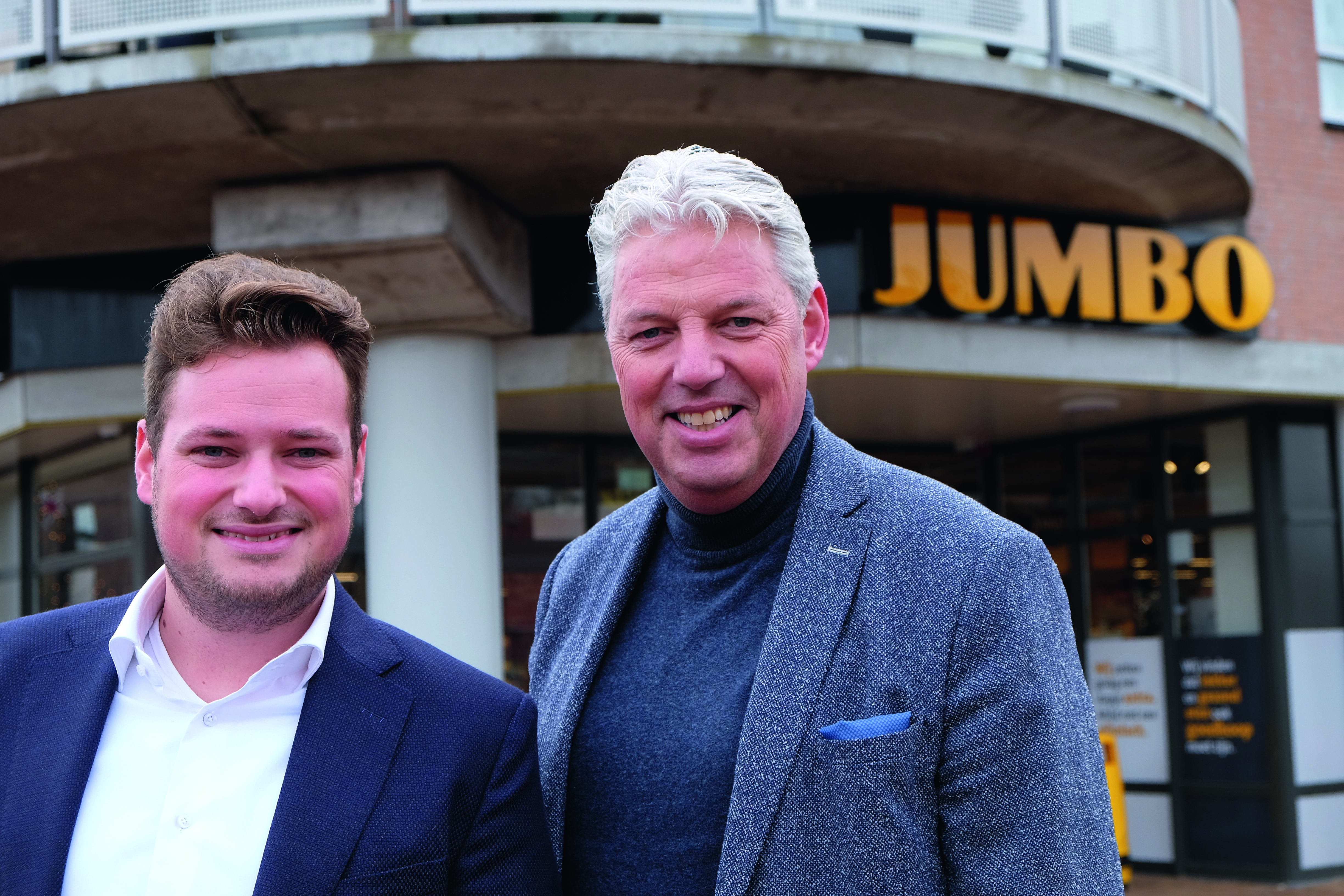 Vader Casper en zoon Christiaan Heine voor hun nieuwe Jumbo in Dieren. Foto: Distrifood