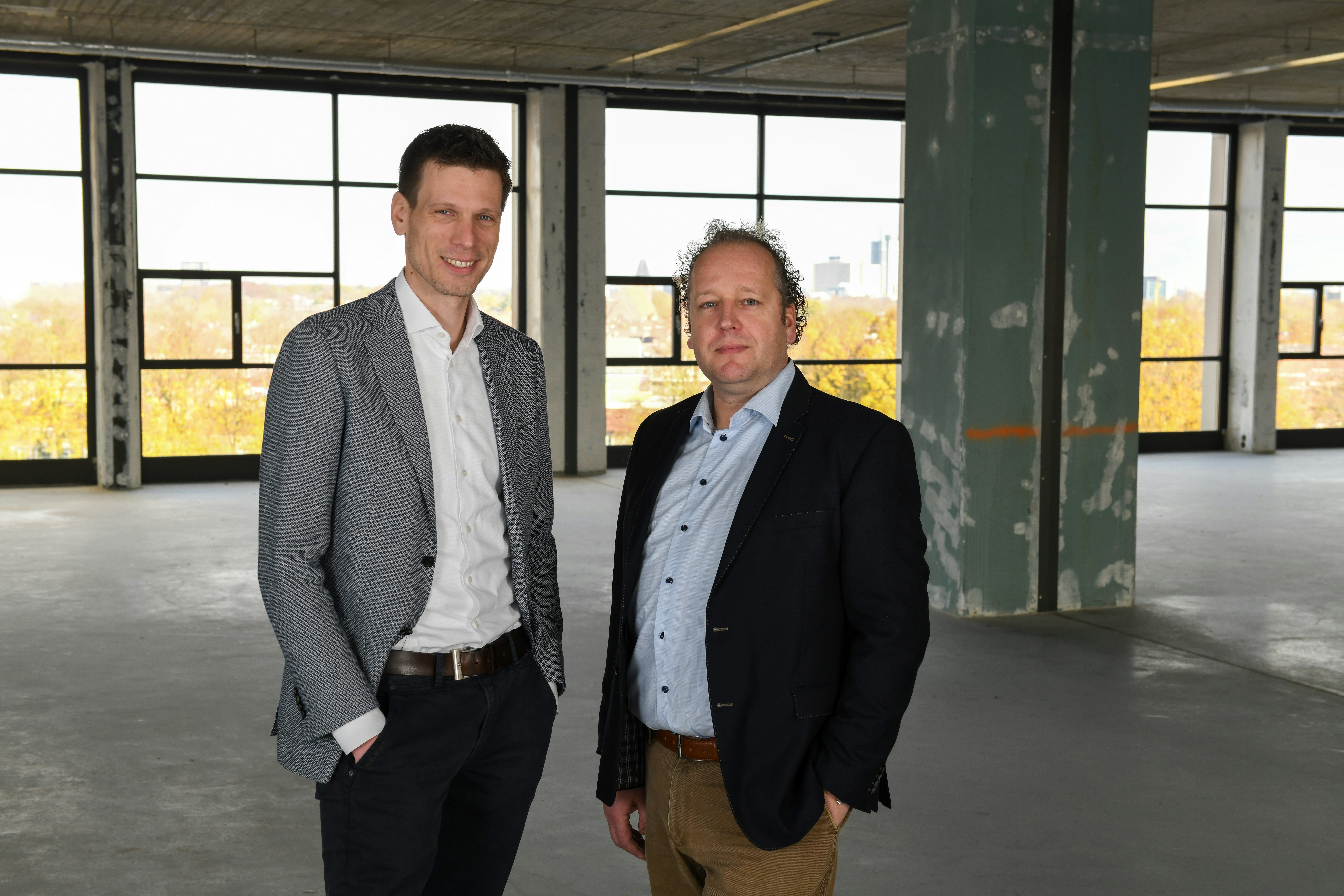 Paul Oudenhooven (l) en Hans de Gier op de vloer van innovatiebedrijventerrein Strijp T wat straks het nieuwe onderkomen van SyncForce gaat worden. 