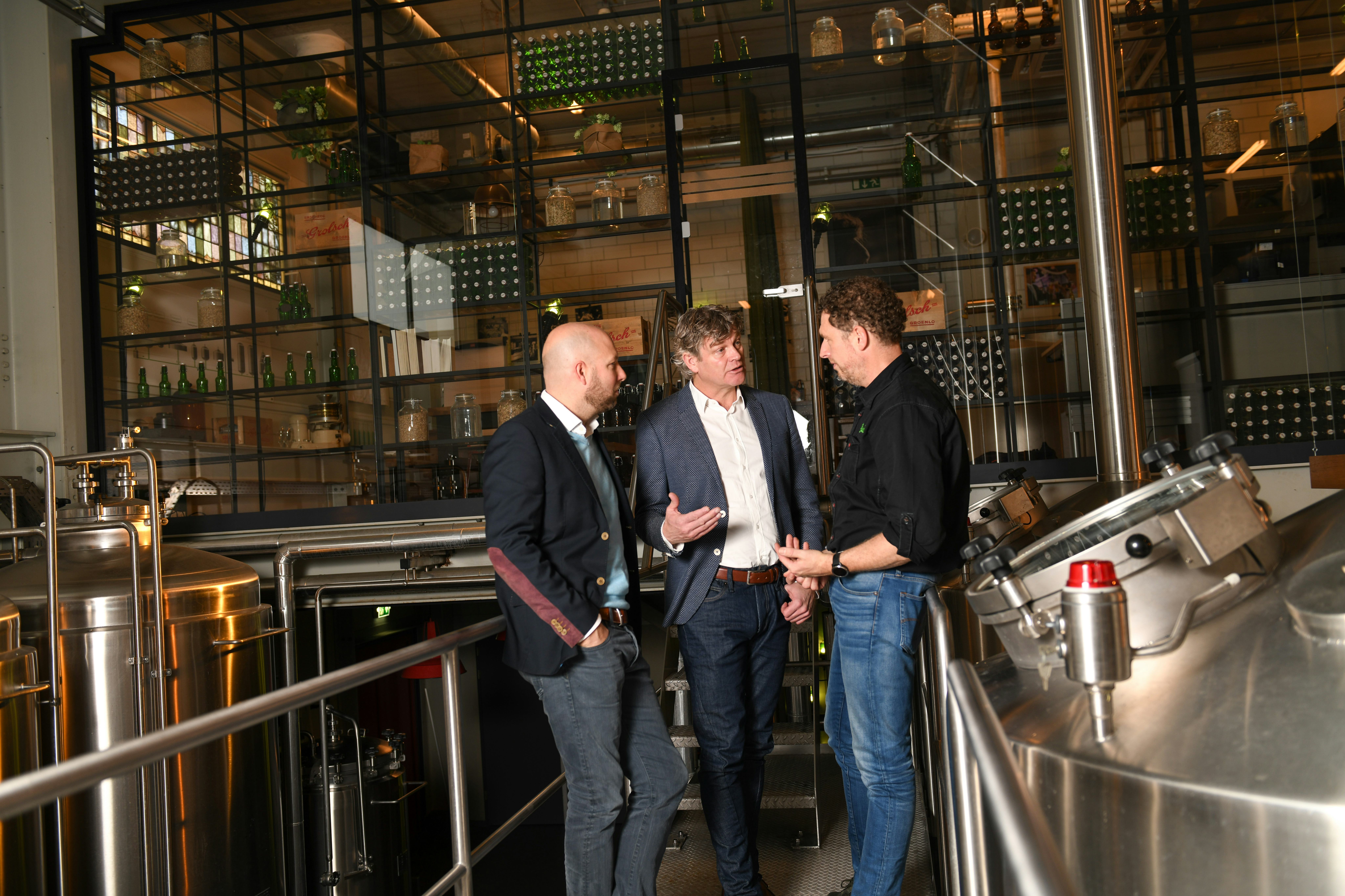 Ard Bossema, Jacco Potkamp en Meesterbrouwer Marc Janssen (v.l.n.r.) in de Proefbrouwerij.