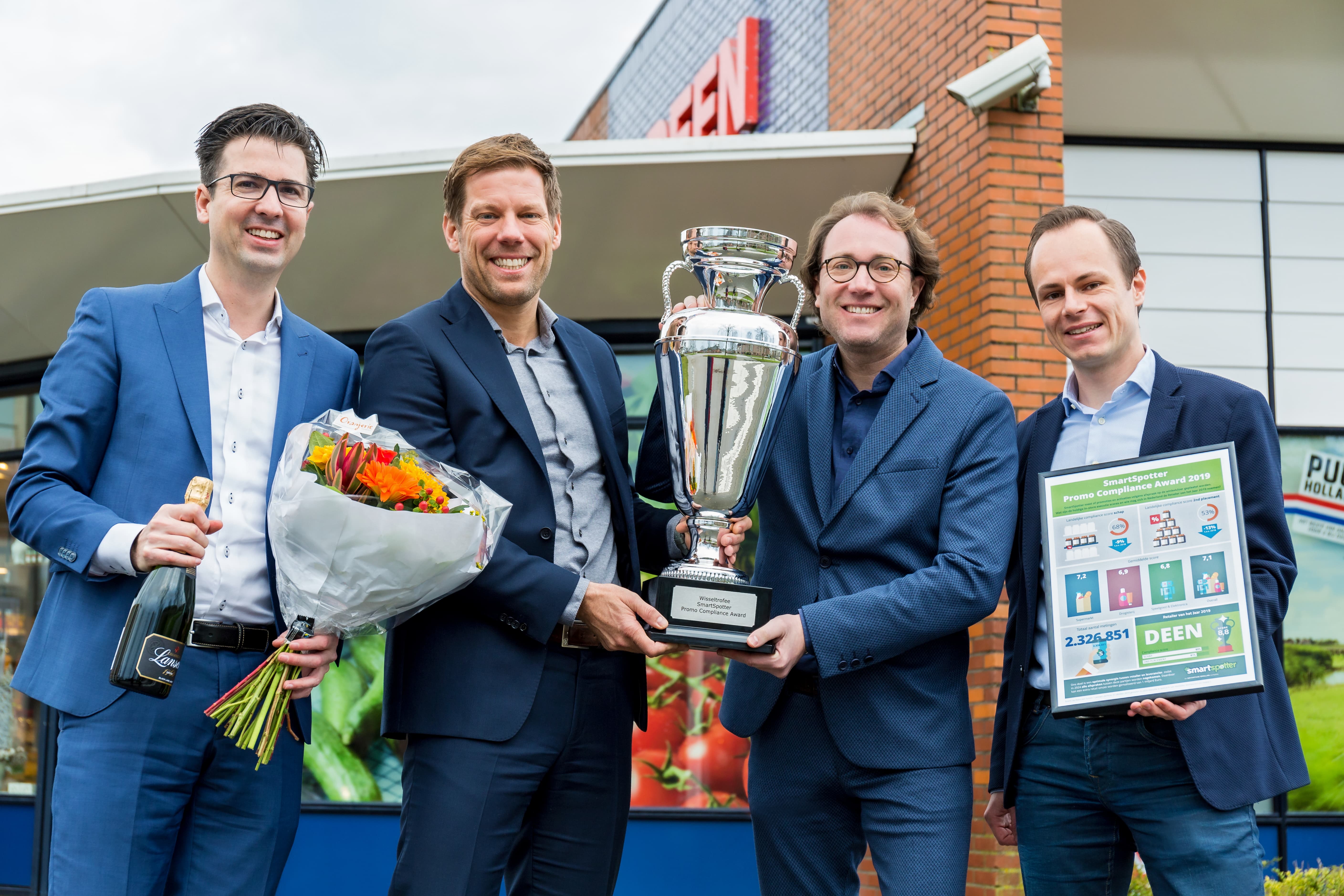 Marcel van de Kerkhof en Joost Deen met de beker die bij de award hoort. Ze worden geflankeerd door Arno Fidder (l) en Tom Bekers van Smartspotter.