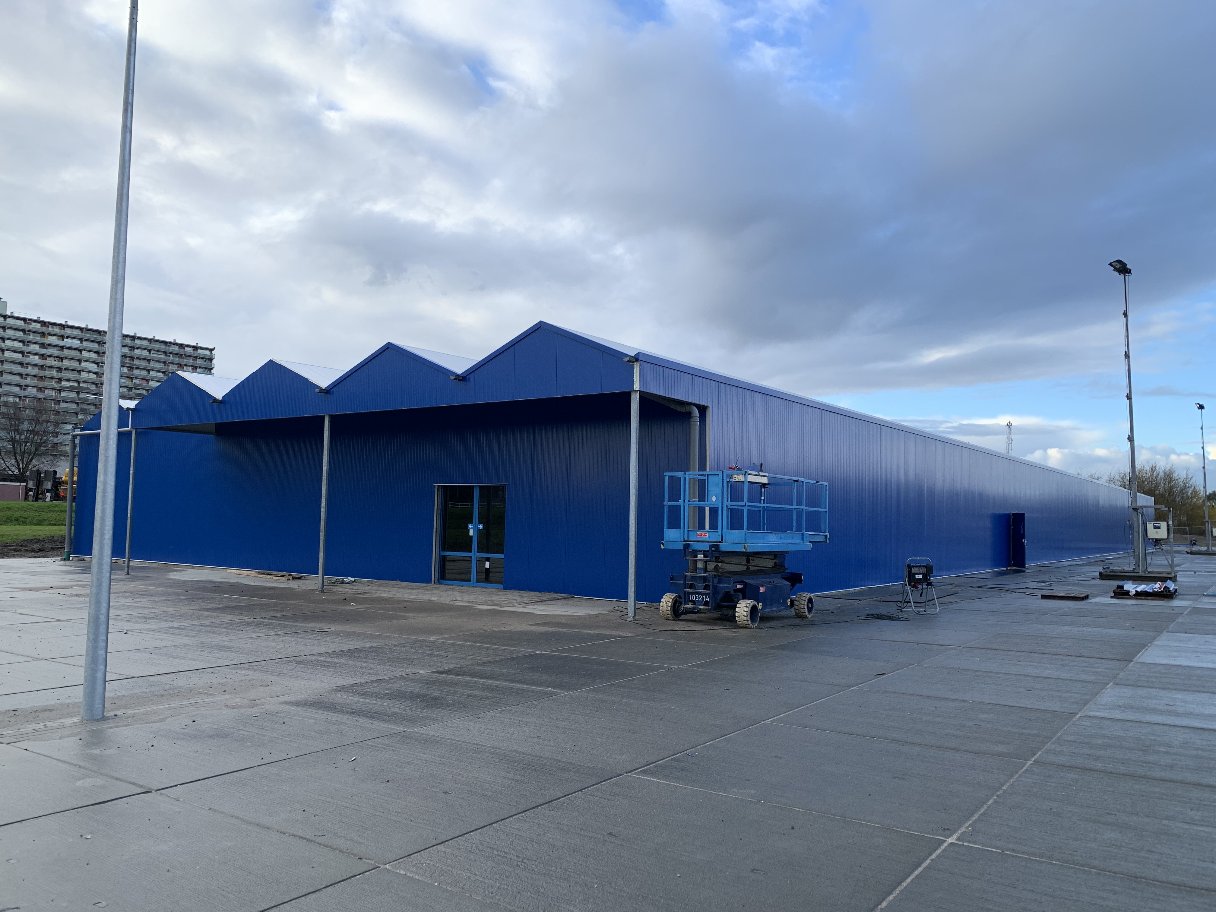 De tijdelijke winkel in opbouw. Foto: Hoogvliet