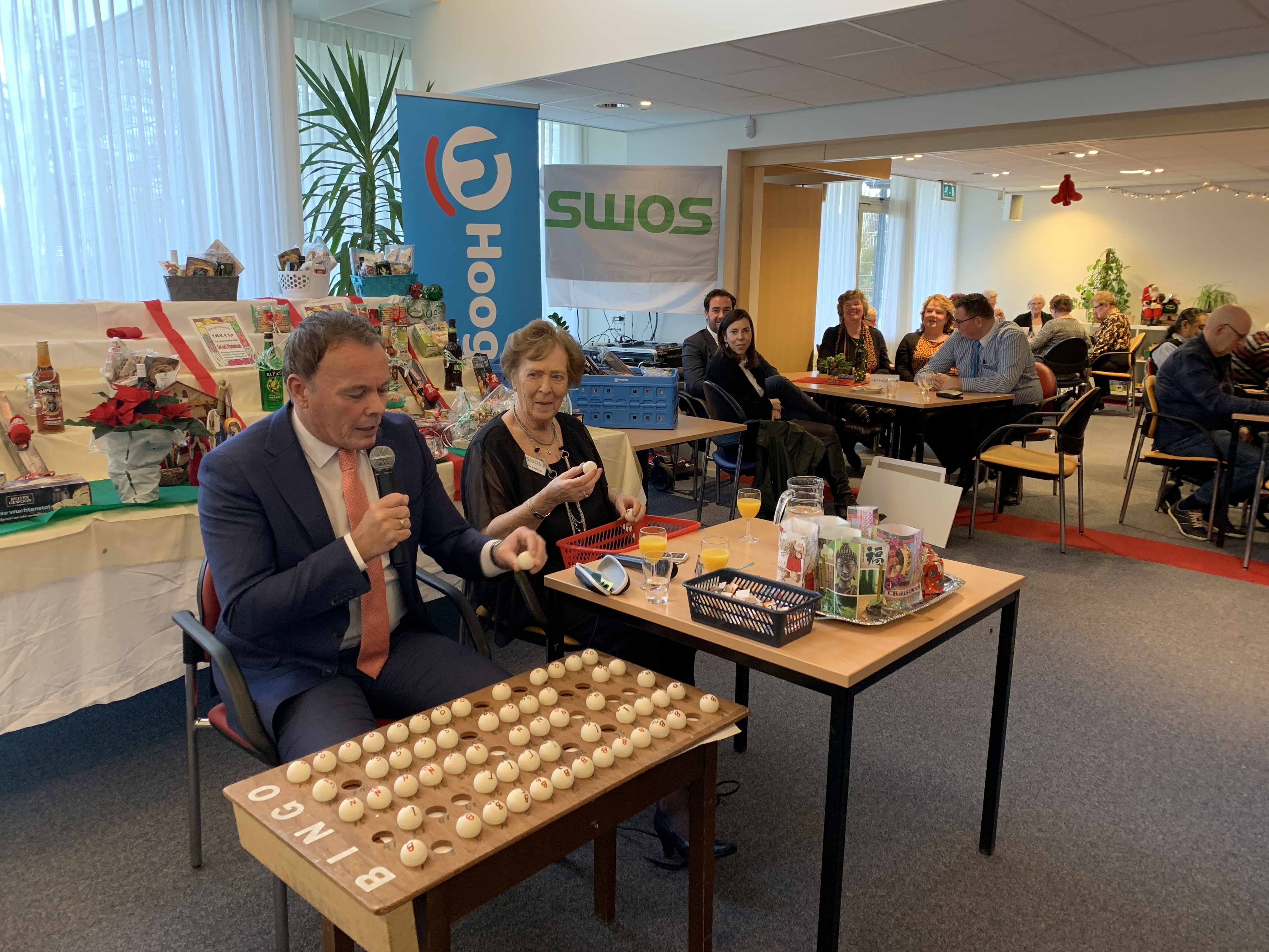 Siep de Haan draaide op geheel eigen wijze enkele rondjes bingoballetjes tijdens de kerstbingo in Soest. Het is volgens Hoogvliet een middag waarover in het ontmoetingscentrum nog lang wordt gesproken. Foto: Hoogvliet