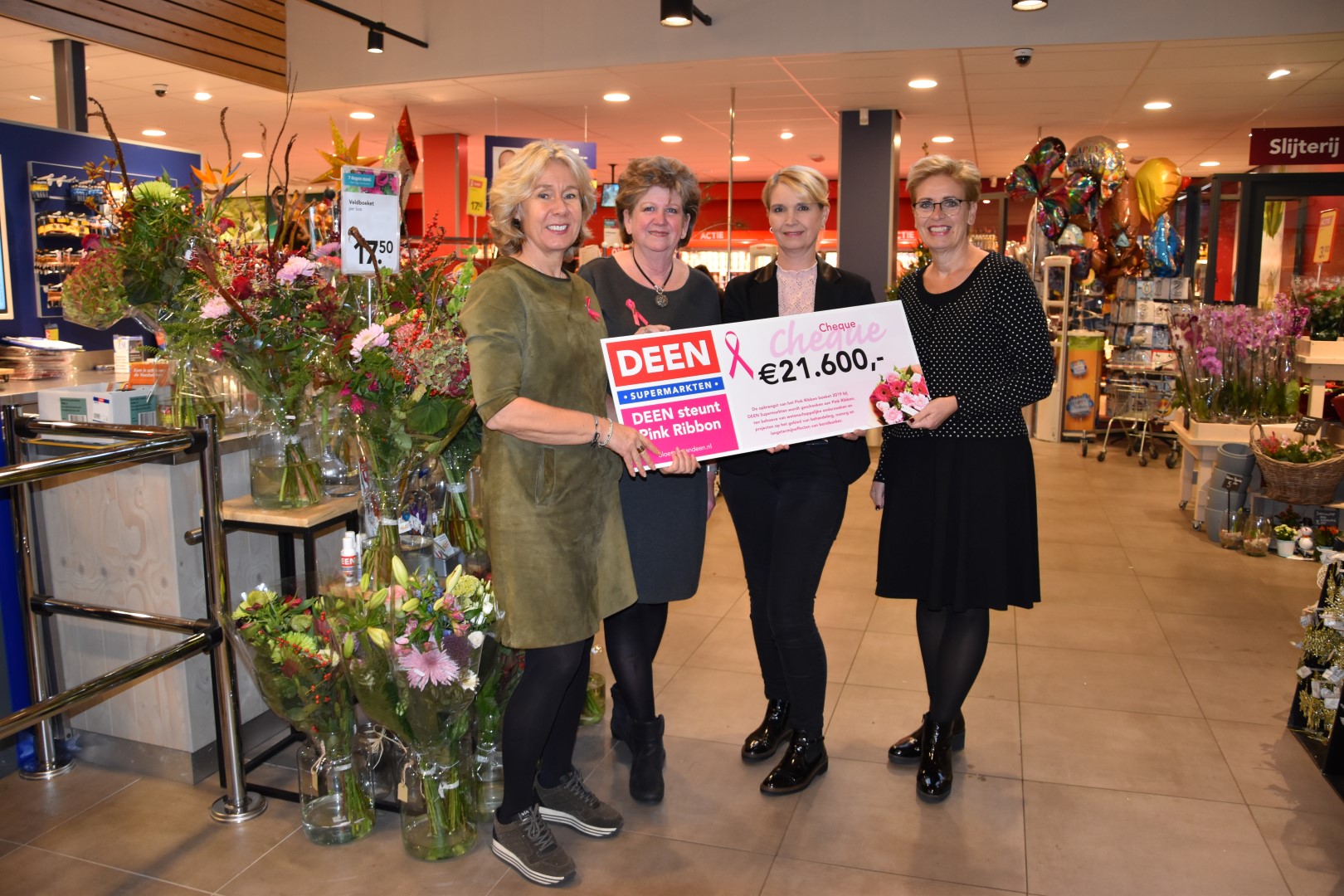 De uitreiking van de cheque aan Pink Ribbon