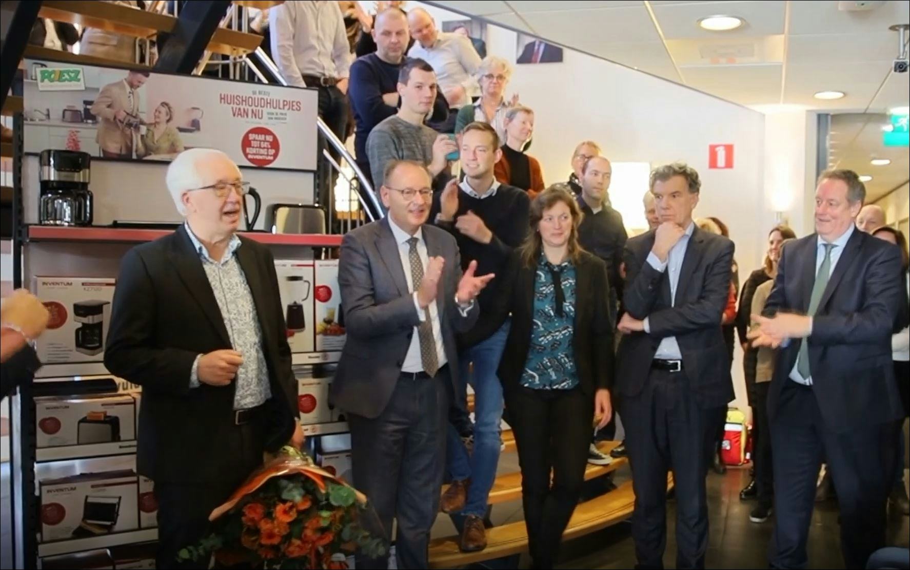 Video: Poiesz neemt prijs Kerstrapport in ontvangst