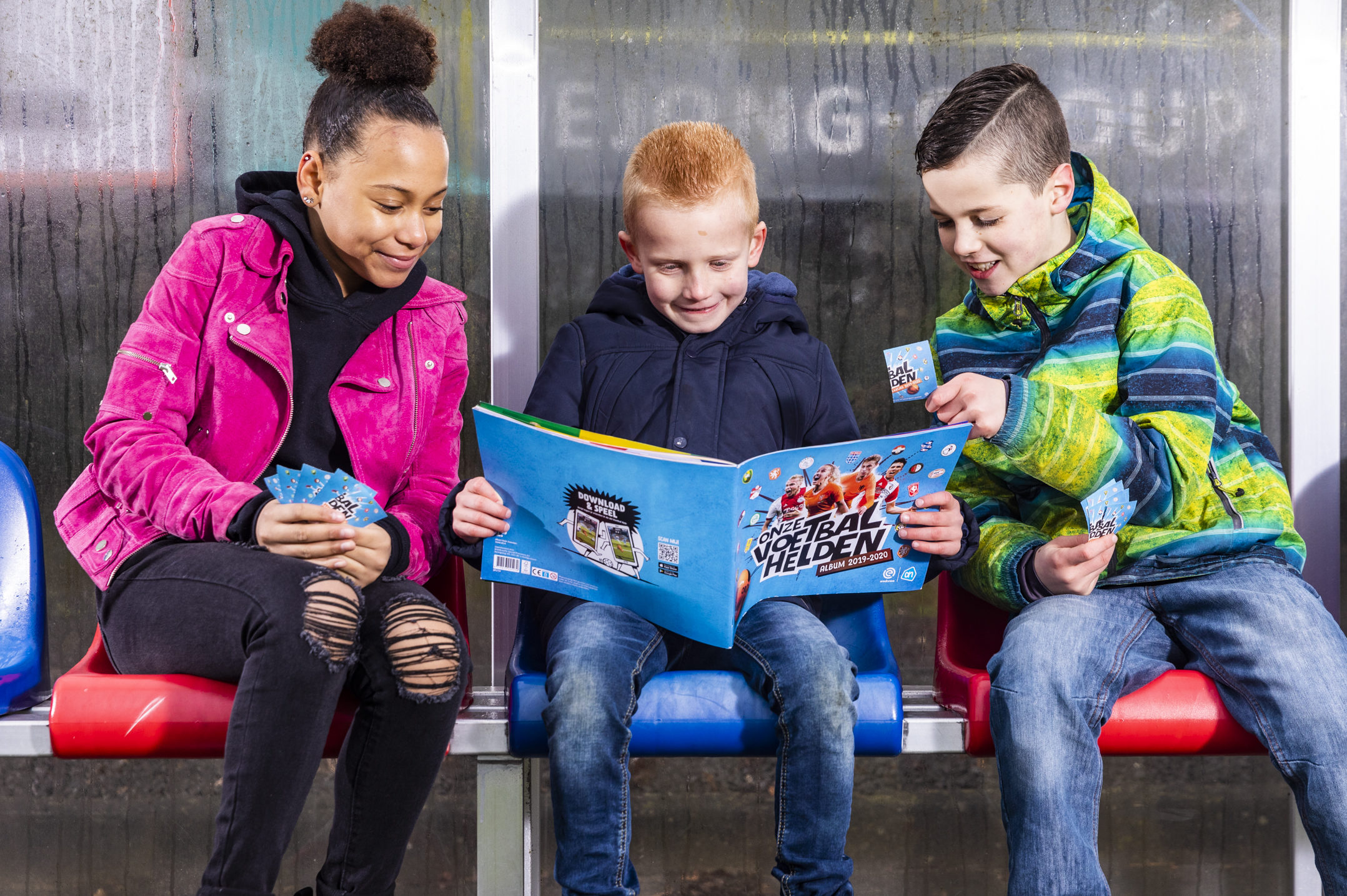 Kinderen die bij de Albert Heijn plaatjes van voetballers sparen. Foto: Albert Heijn