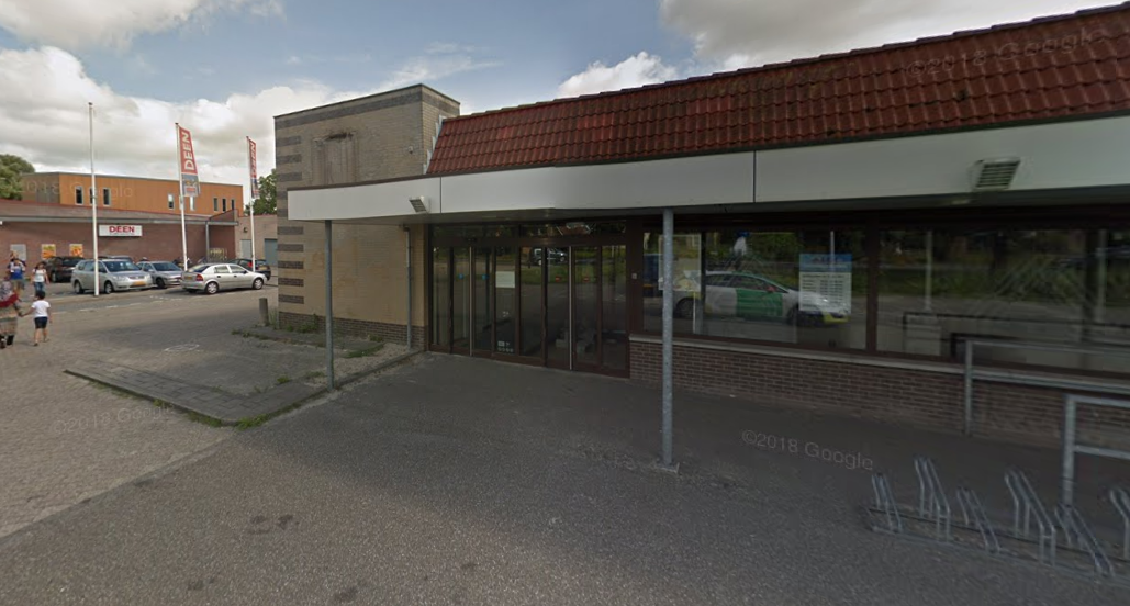 De lege Aldi aan de Voorburggracht in Zuid-Scharwoude. Op de achtergrond de 'kleine Deen'. Foto: google streetview