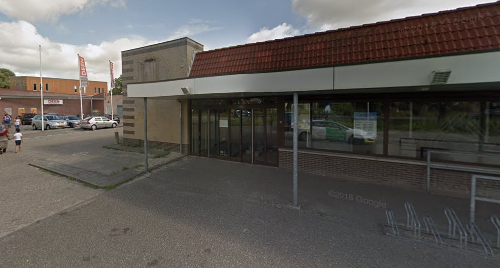 De lege Aldi aan de Voorburggracht in Zuid-Scharwoude. Op de achtergrond de 'kleine Deen'. Foto: google streetview