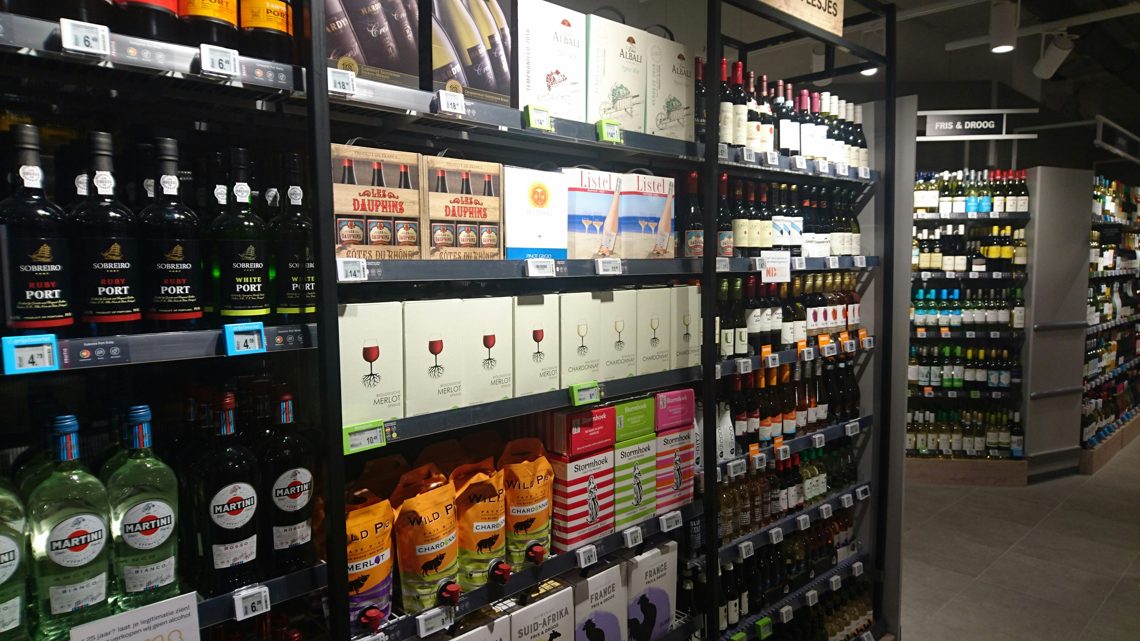 Relatief veel wijnboxen en kleine wijnflessen in de Utrechtse AH aan de Neude. Foto: Distrifood