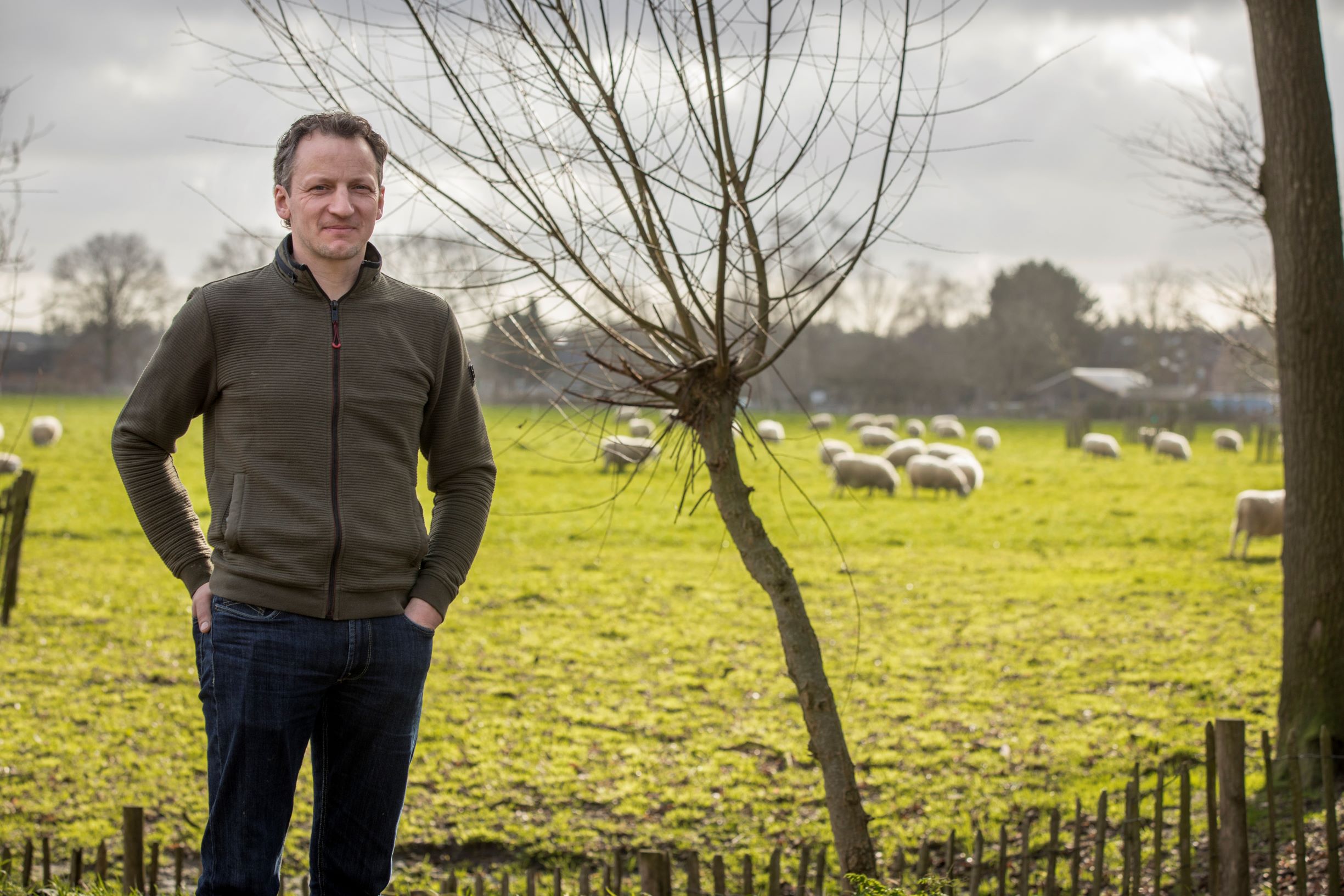 <h1>Bart Kemp moet als schapenhouder ook nog twee dagen buiten de deur werken. ‘Anders red ik het gewoon niet.'</h1>          
Foto: Koos Groenewold