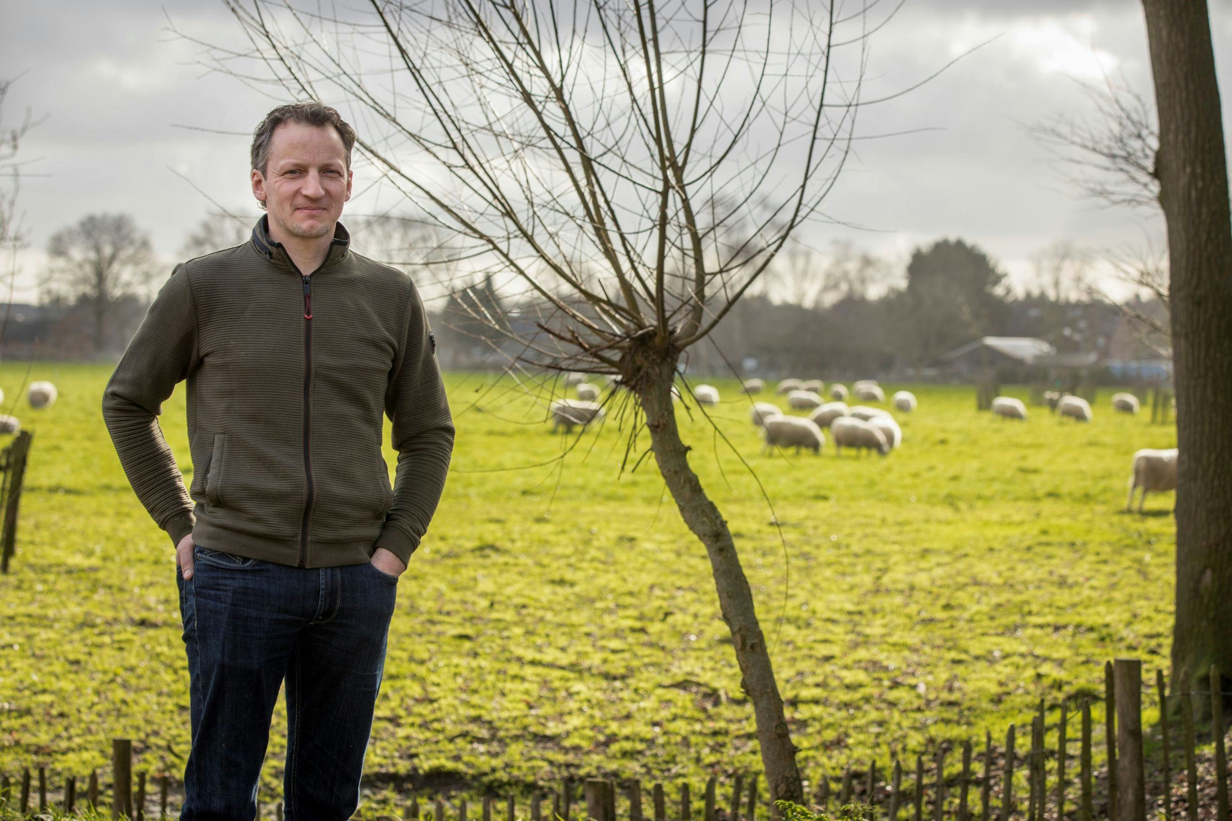 <h1>Bart Kemp moet als schapenhouder ook nog twee dagen buiten de deur werken. ‘Anders red ik het gewoon niet.'</h1>
Foto: Koos Groenewold