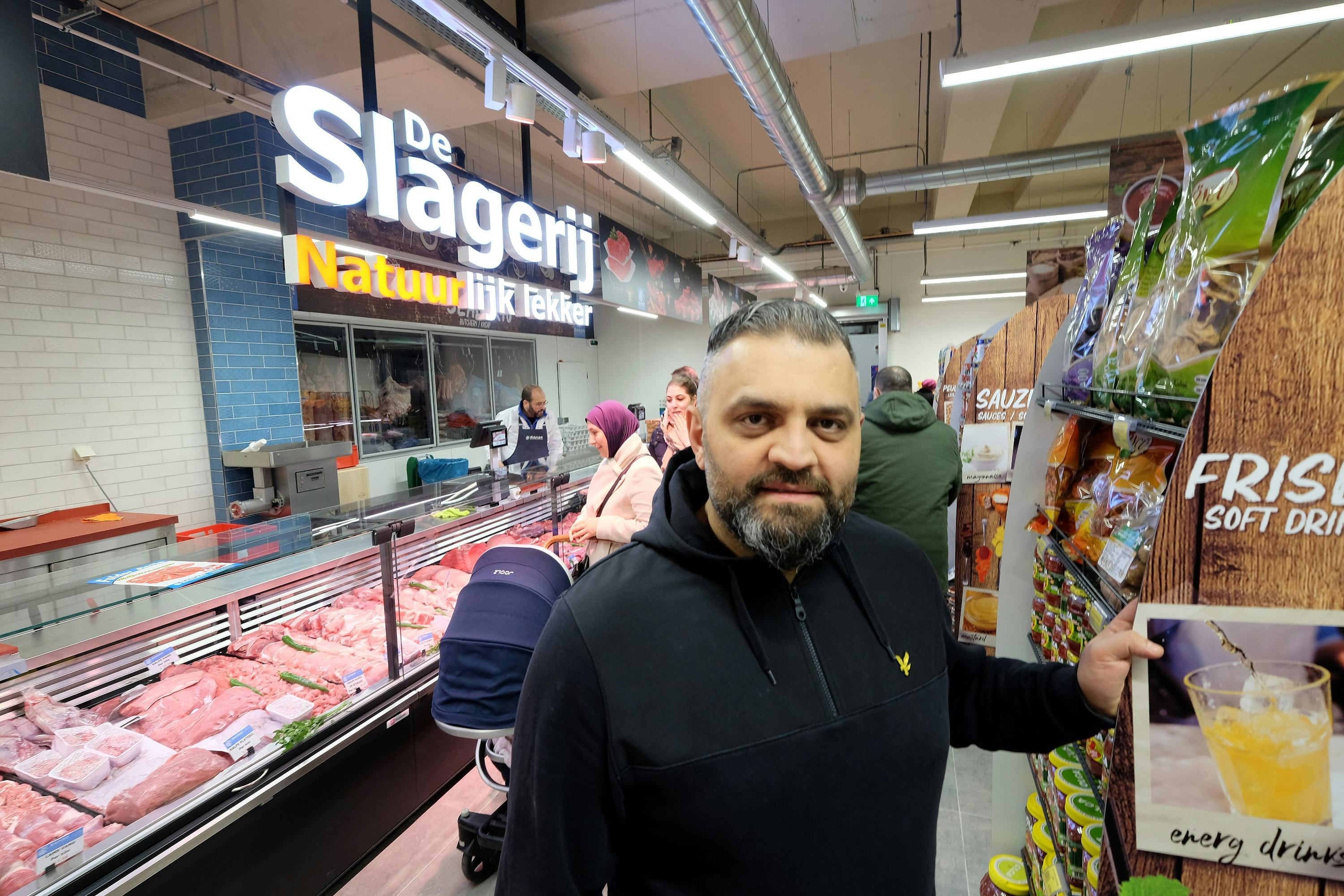 Sahan-directeur Zeki Sahan bij de slagerij. Met 15 meter vitrine is het de trots van de winkel.