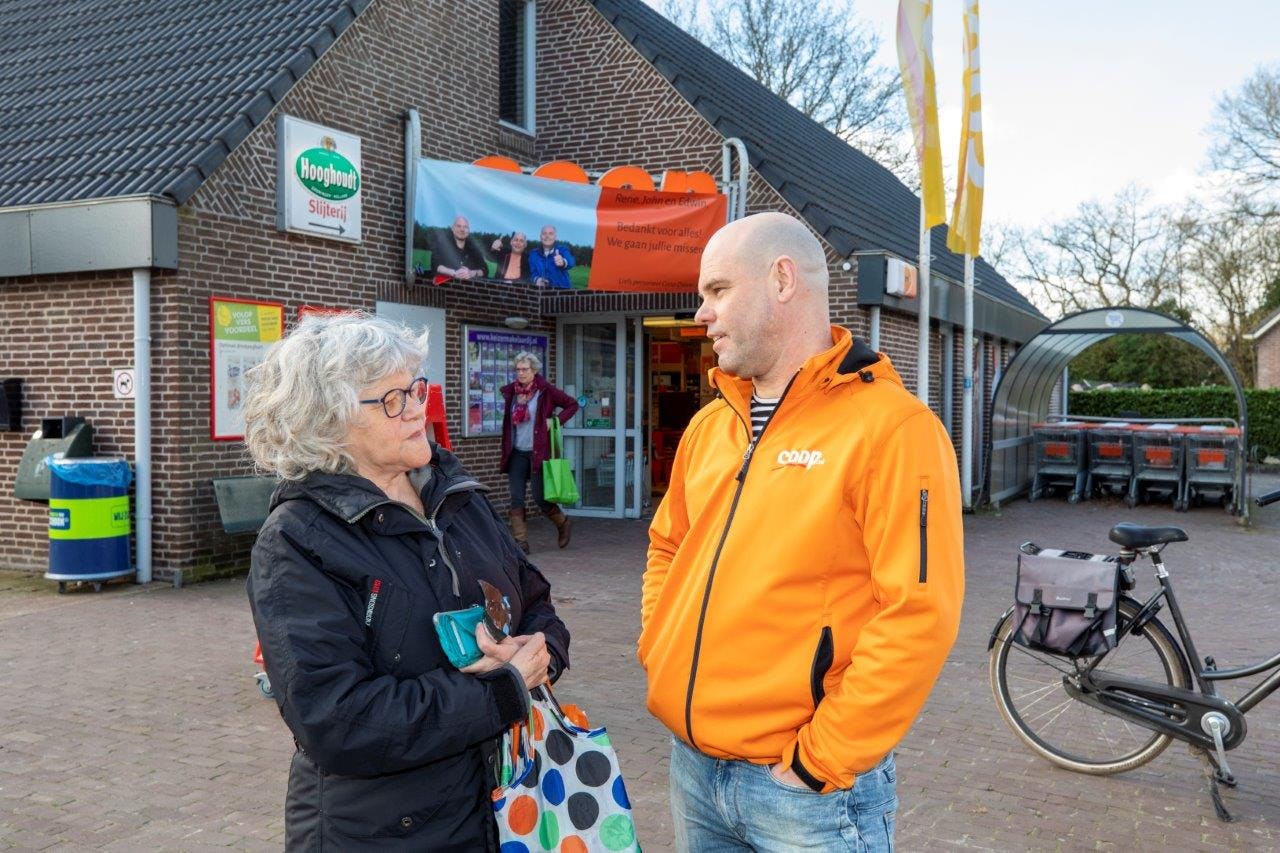 Coop-ondernemer Doede Simonides voor zijn Coop in Diever. Foto:  Anne van der Woude.
