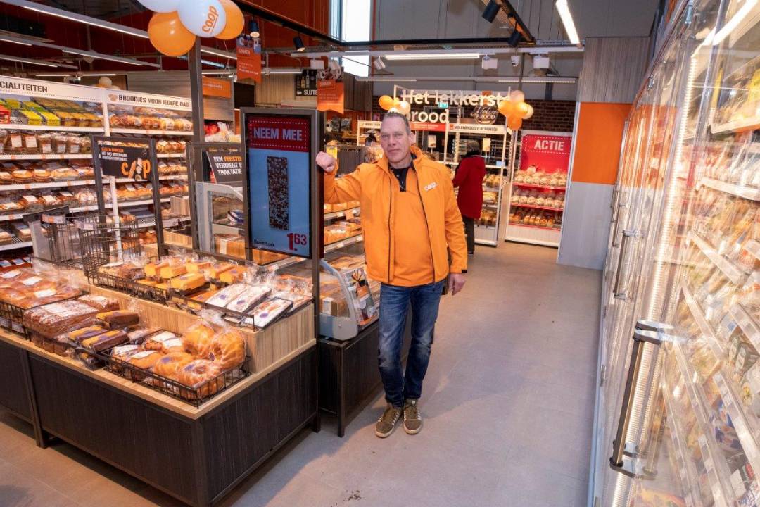 Henk Stuiver de dag na opening. ‘Ze zijn niet direct gaan hamsteren. Daar zijn de mensen hier te nuchter voor.’ Foto: Anne van der Woude