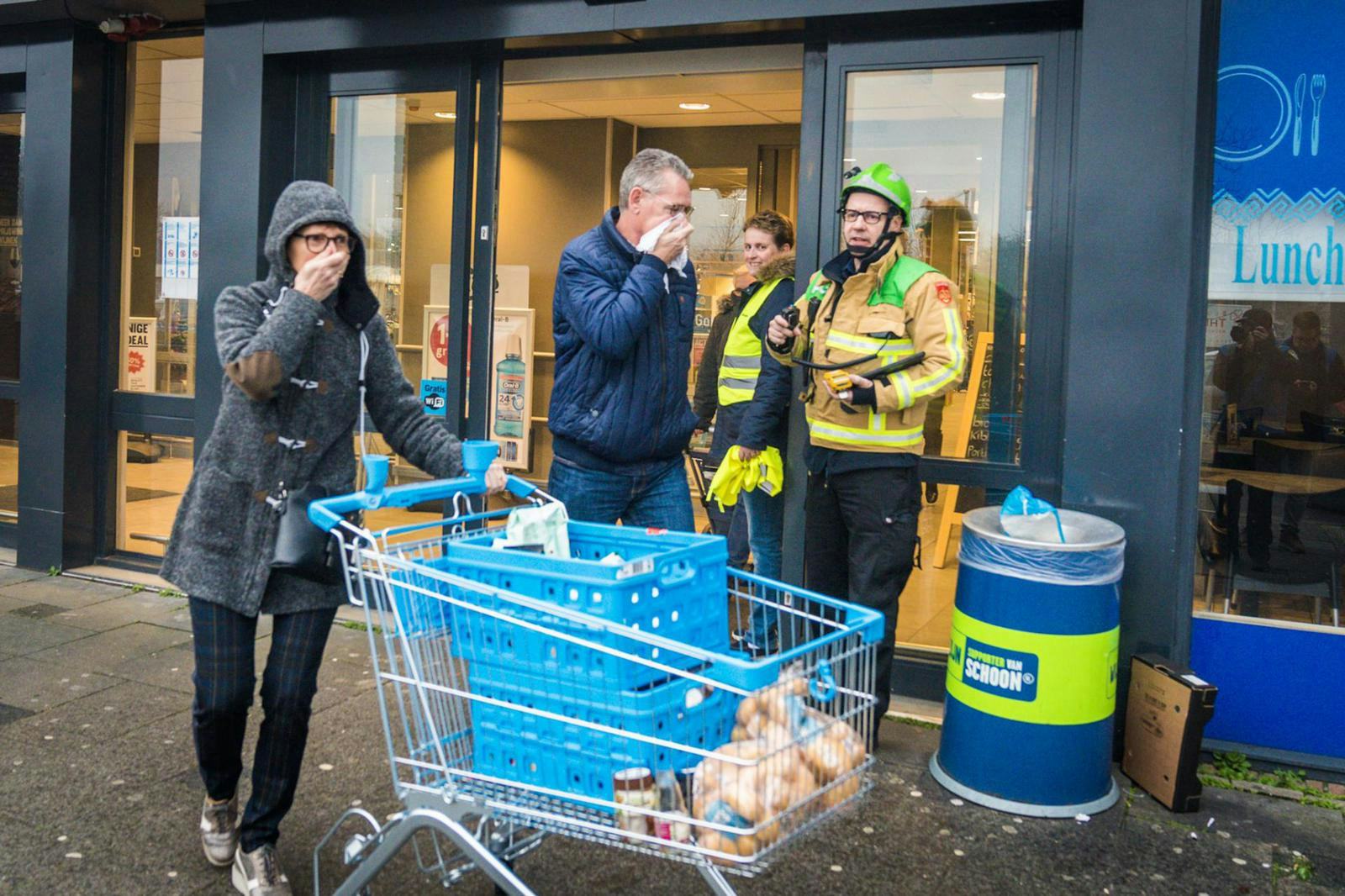 Klanten verlaten de AH XL in Helmond. Foto: Bert Jansen