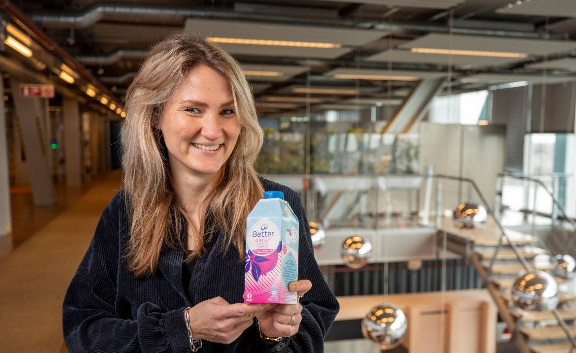 Brandmanager Bibianne Roetert met het Unilever-water