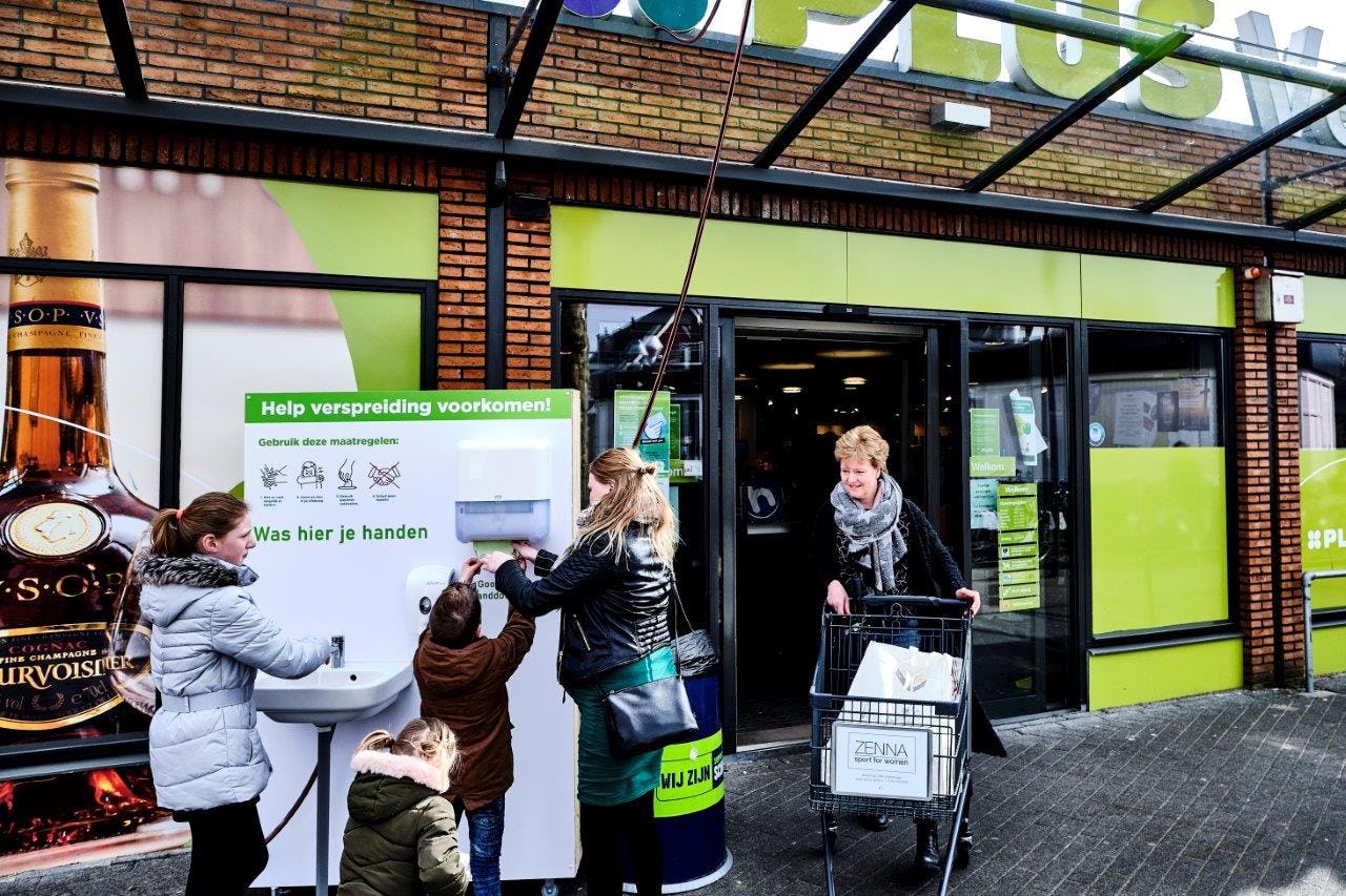 Plus Verheul was ook één van de eerste supermarkten die klanten de mogelijkheid bood voor de winkel hun handen te wassen. Foto: Roel Dijkstra