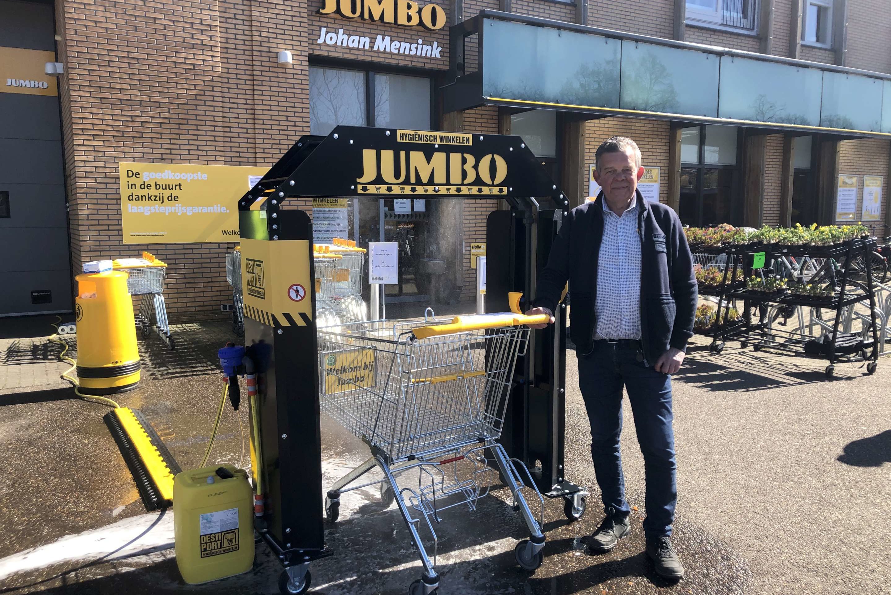 Johan Mensink naast de Destiport. Foto: Distrifood