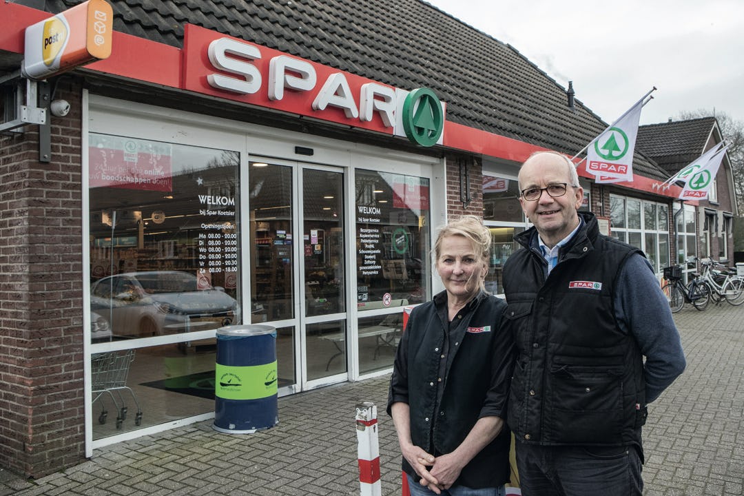 Gea en Henk Koetsier voor de Spar in Koekange. Op 14 maart sluit de winkel en maakt opvolger Coop de balans op. Foto’s: Foto Hissink