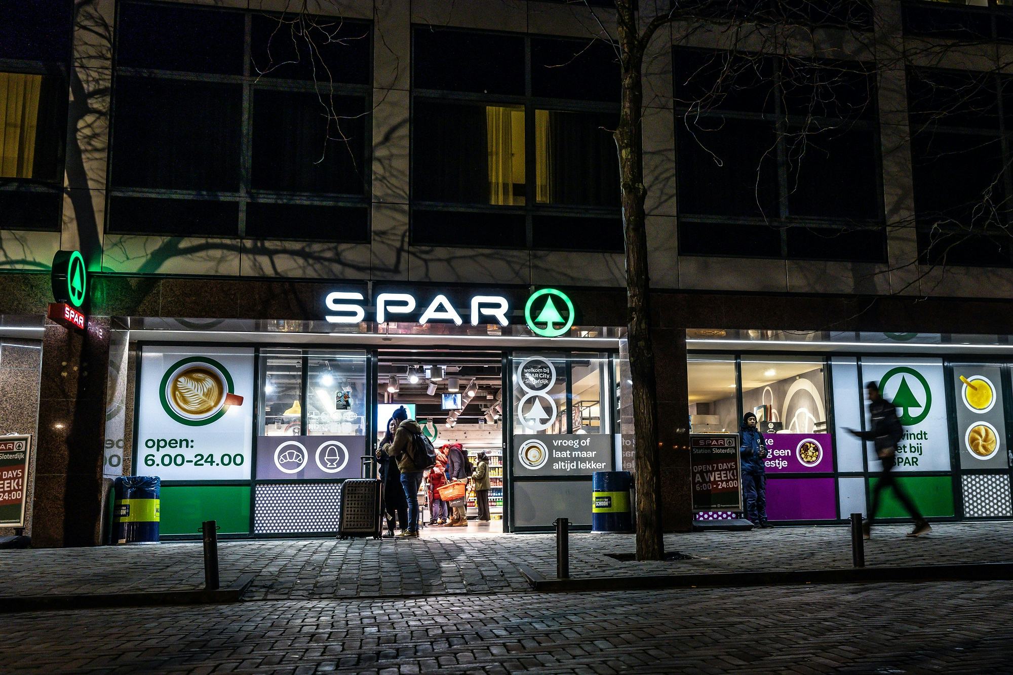 De Spar City in Amsterdam Sloterdijk is één van de 86 winkels die tot middernacht open is. Foto: Diederik van der Laan