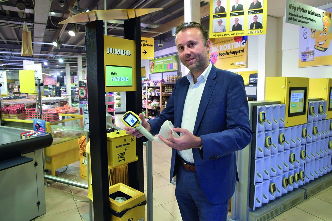Johan Plemp bij de Hygiepole die aan de formule is aan te passen. Foto: Cor Salverius