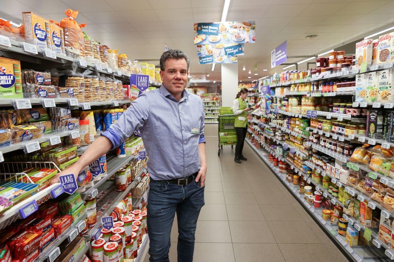 Ard van de Huijgevoort in de rustige winkel  waar vooral order pickers actief zijn.
Foto's: Bert Jansen