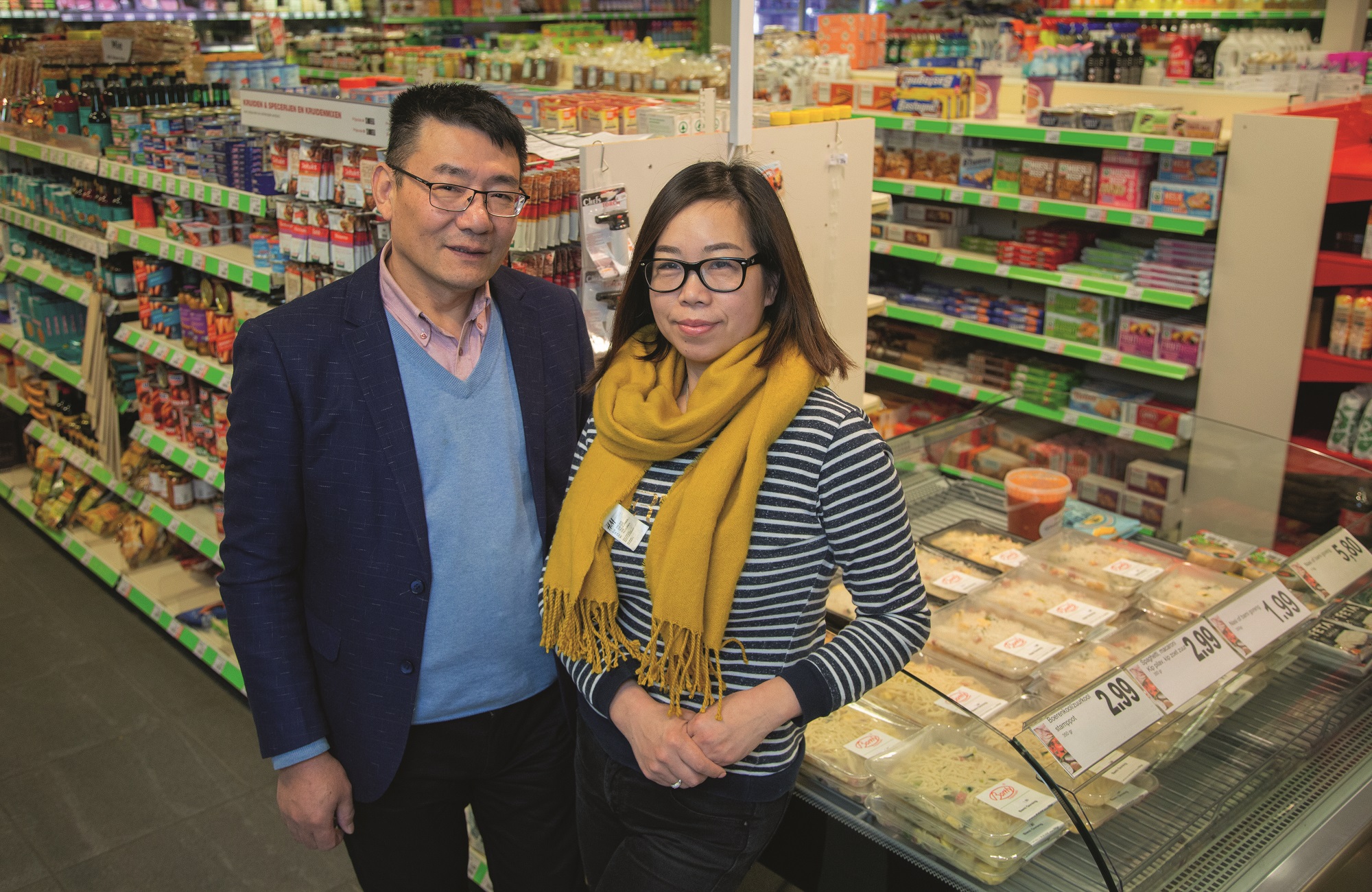 Ming Jiang en Xiao Fan Cheng bij de opening van de Bortly-supermarkt in Barchem. Foto: Jawsmedia